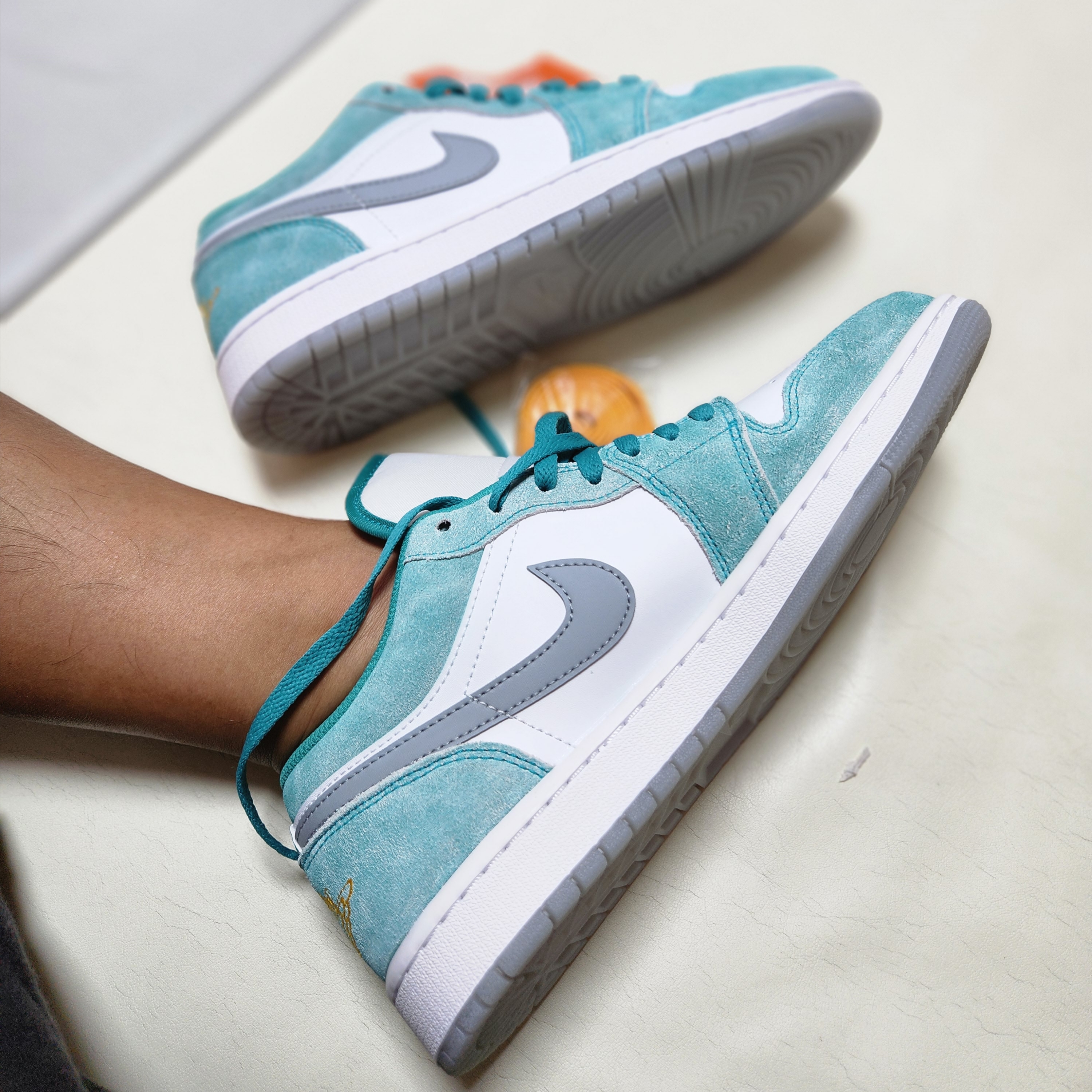 Jordan 1 Low SE New Emerald 착용 스타일