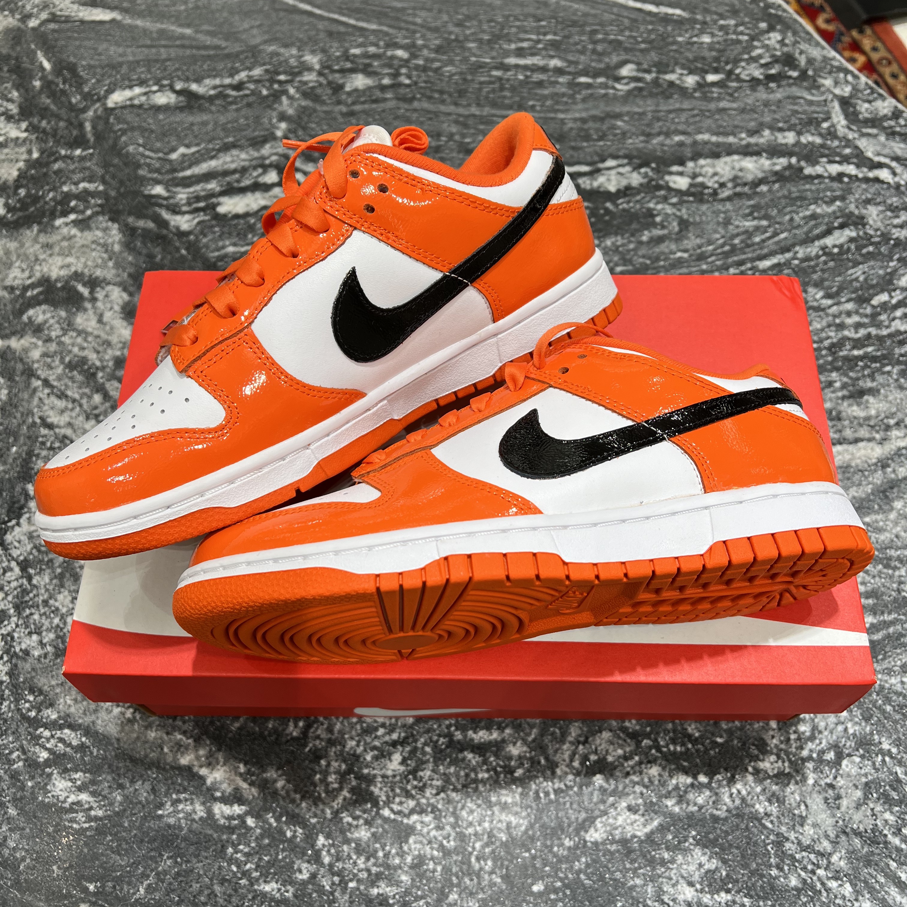 (W) Nike Dunk Low Essential Brilliant Orange 착용 스타일 - 1