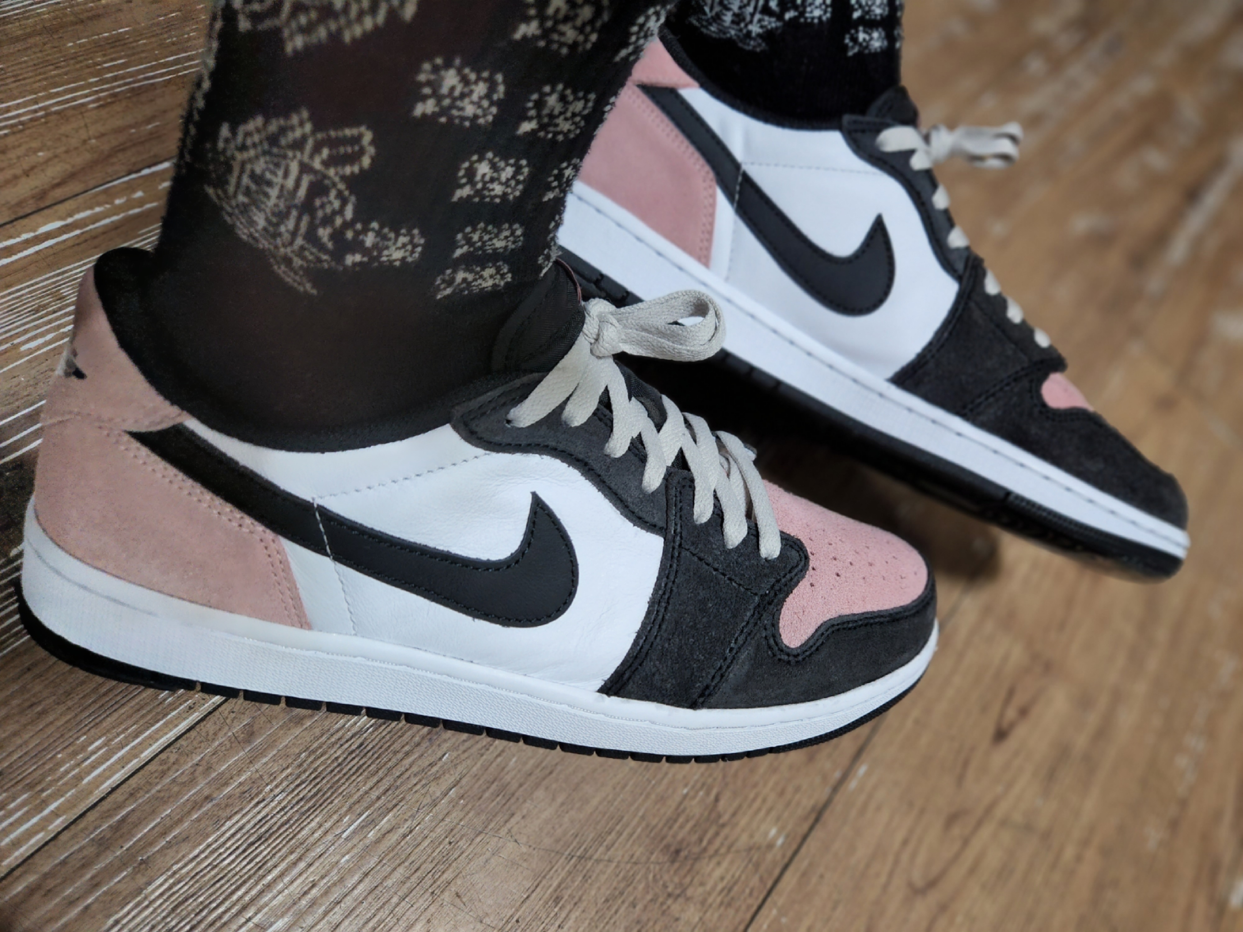 Jordan 1 Retro Low OG Bleached Coral 착용 스타일 - 3