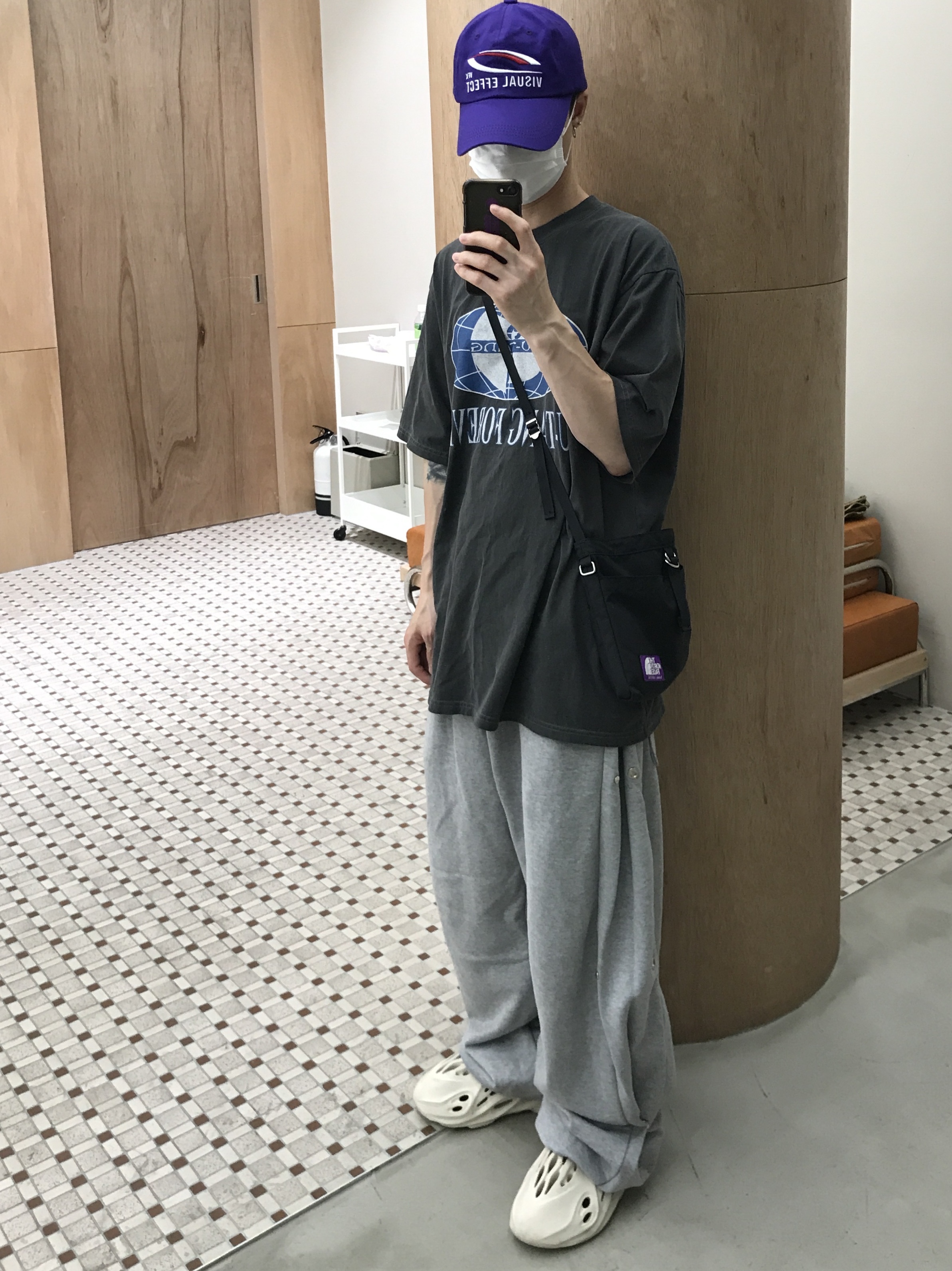 Adidas Yeezy Foam RNNR Sand 착용 스타일