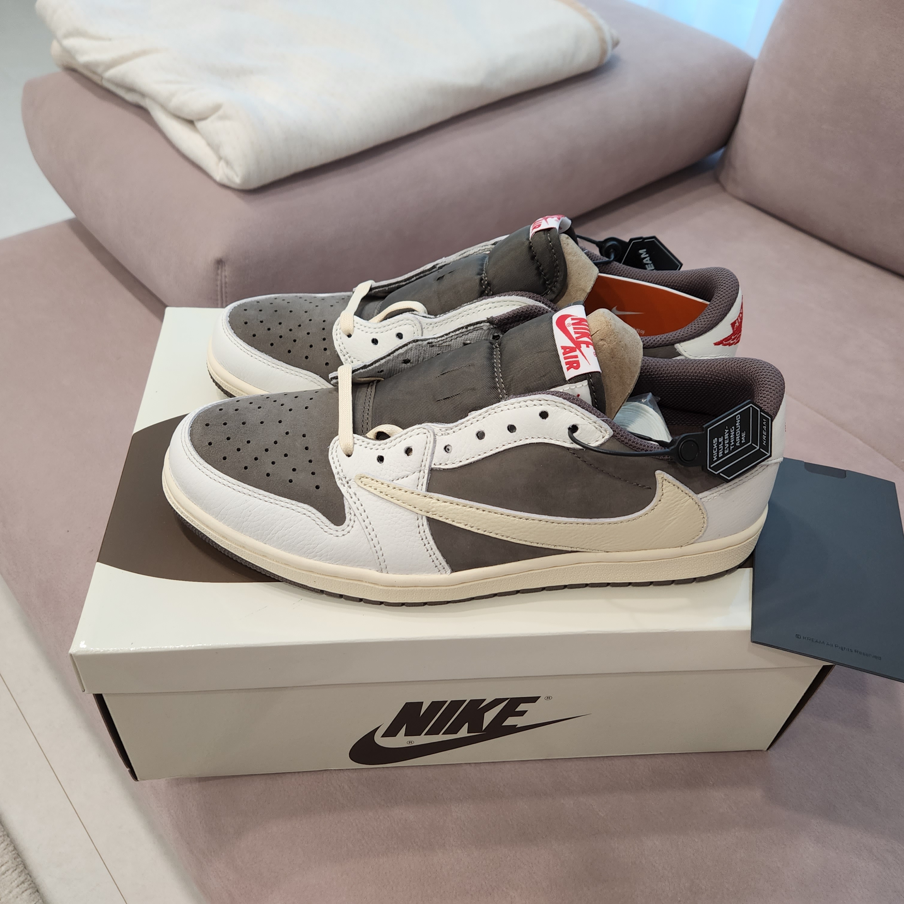 Jordan 1 x Travis Scott Retro Low OG SP Sail and Ridgerock, Essentials 1977 Shorts Iron - 22SS 착용 스타일 - 2