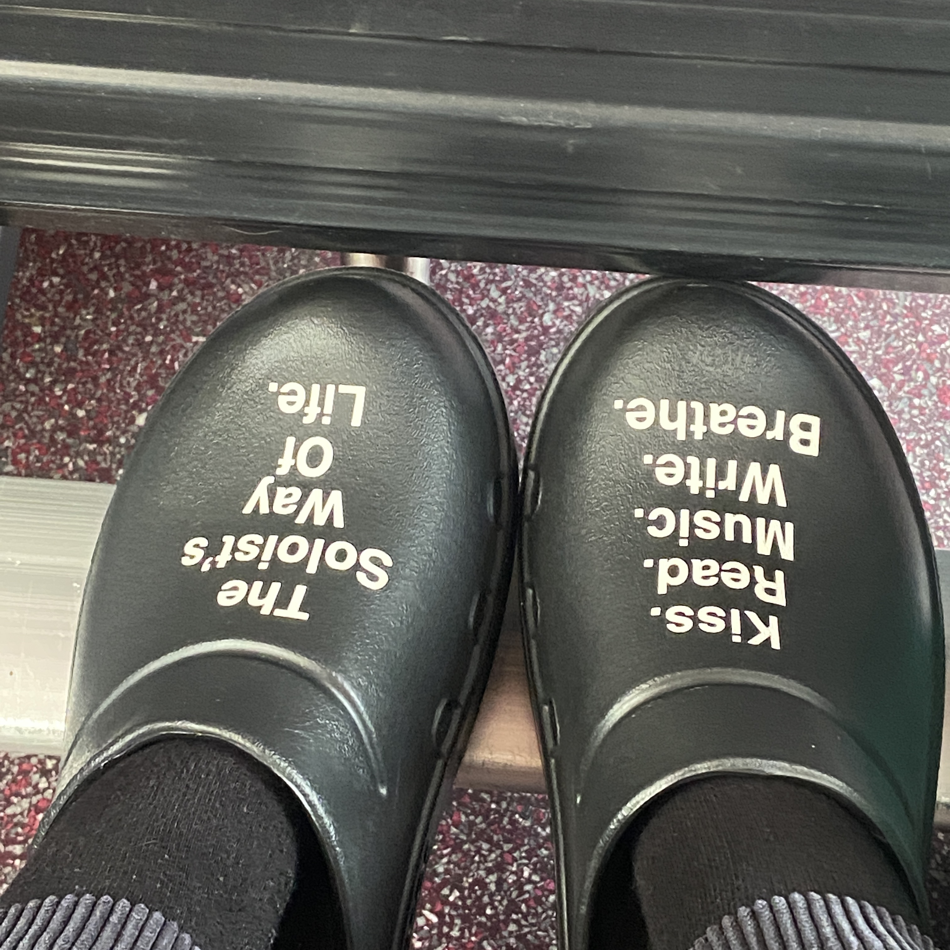 Oofos x Takahiromiyashita The Soloist The Soloist's Way Of Life Clog Black White 착용 스타일