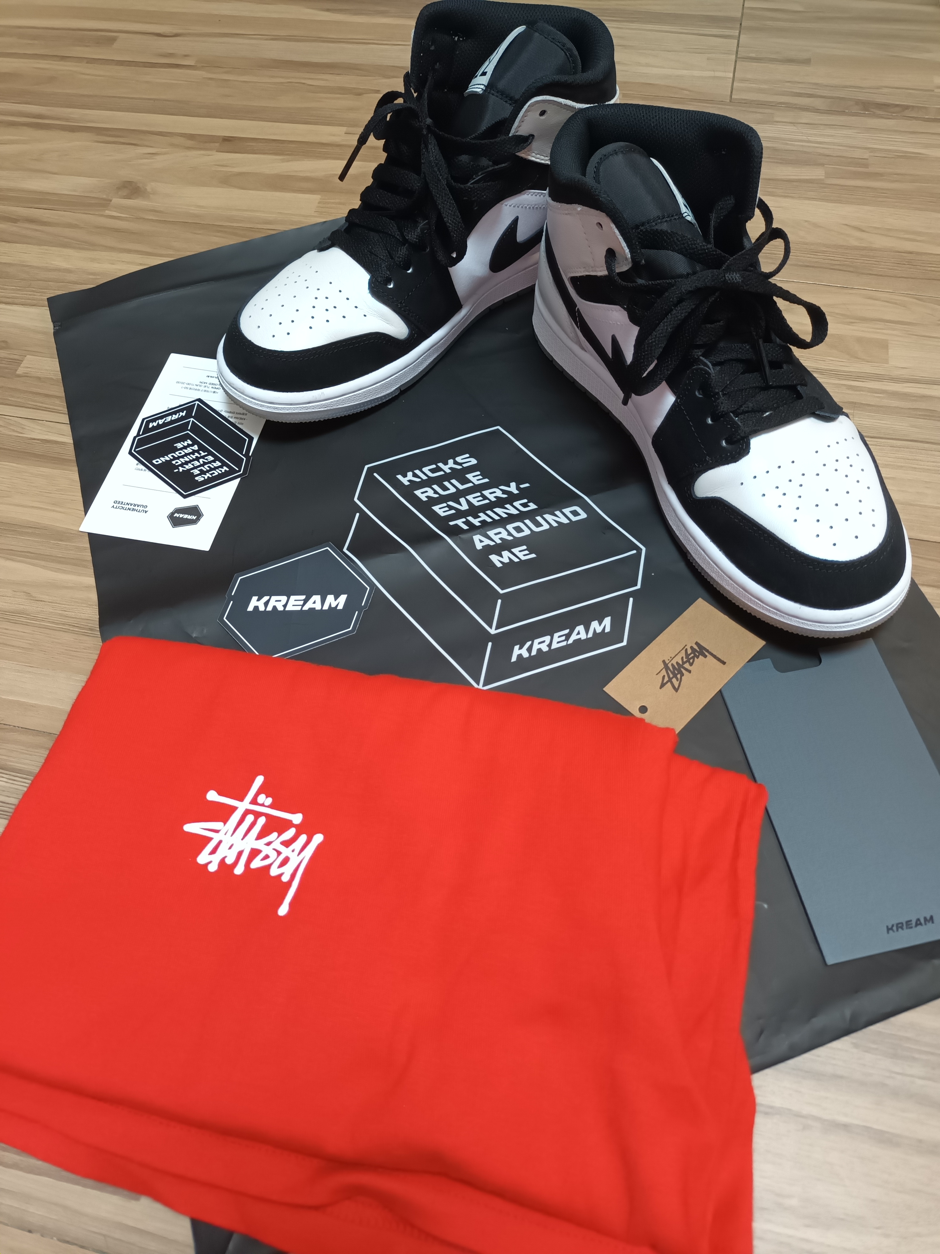 Stussy Basic Stussy T-Shirt Red 2022, Jordan 1 Mid Gym Red Black White 착용 스타일 - 4