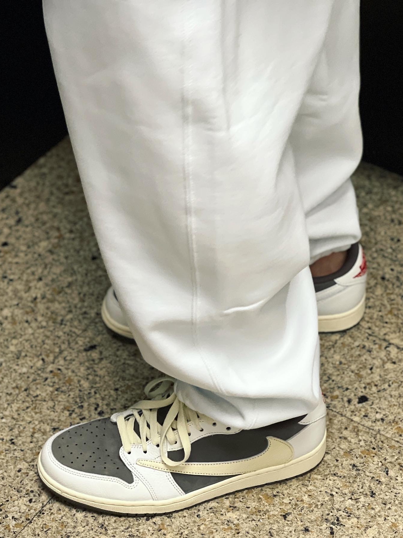 Jordan 1 x Travis Scott Retro Low OG SP Sail and Ridgerock 착용 스타일 - 2