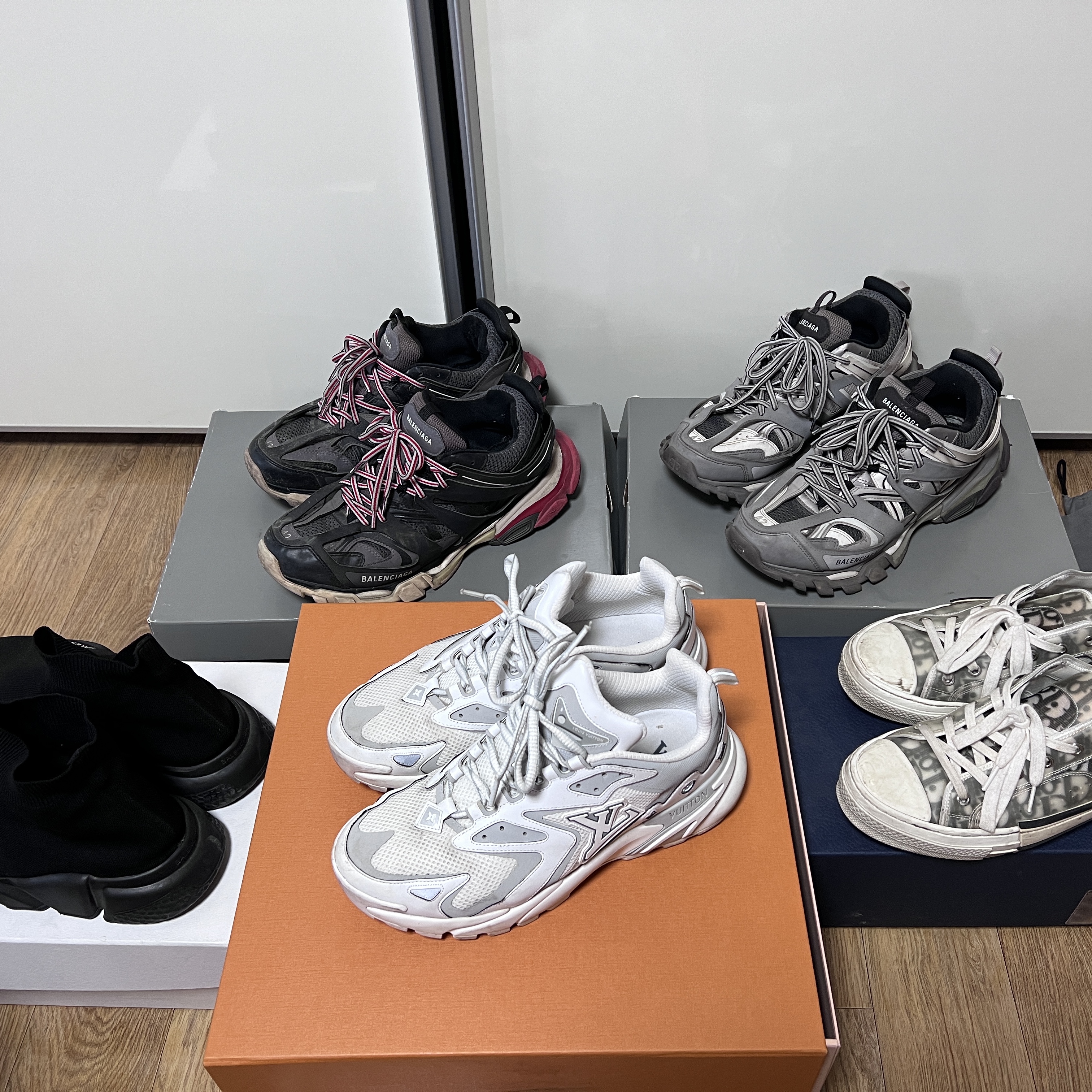 Louis Vuitton Runner Tatic Sneakers White, Dior B23 Low Dior Oblique White & Black 착용 스타일