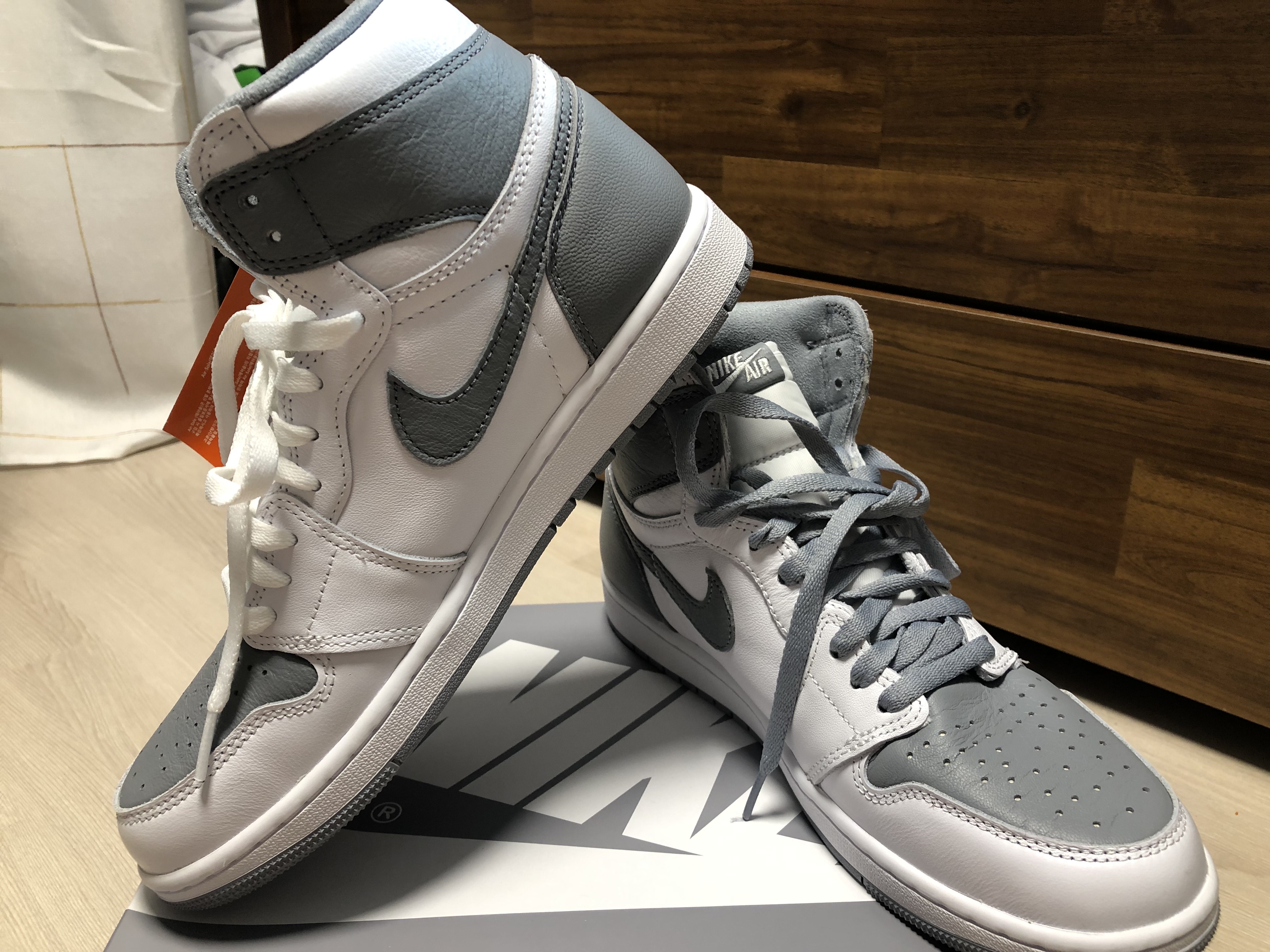 Jordan 1 Retro High OG Stealth 착용 스타일 - 3