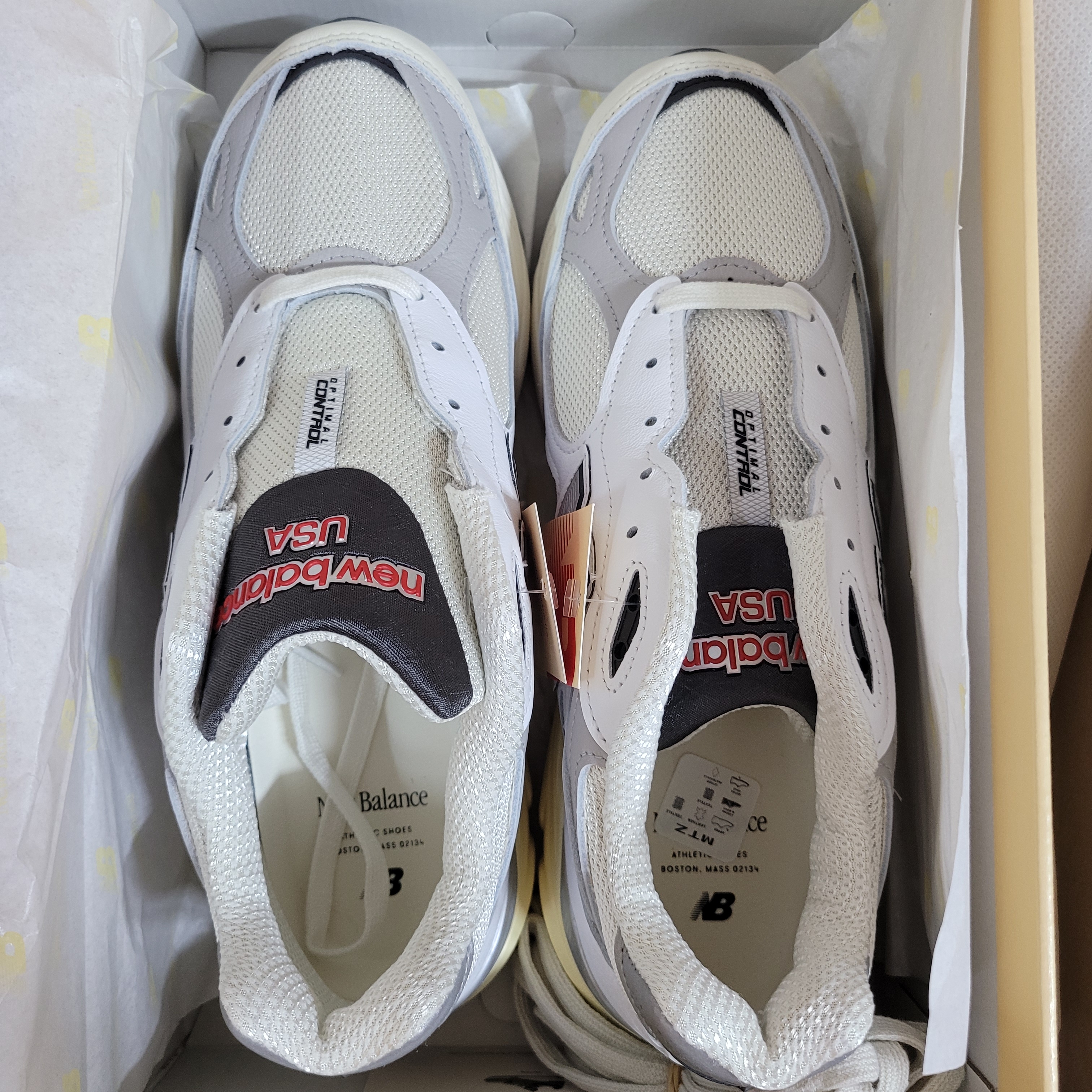 New Balance 2002R White, New Balance 990v3 Made in USA Sea Salt 착용 스타일 - 5
