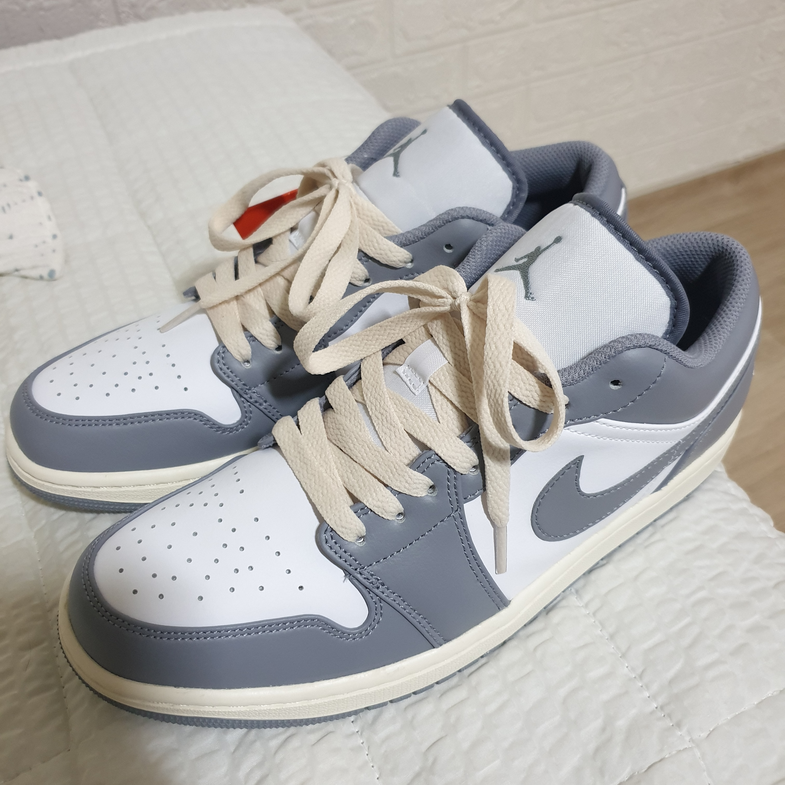 Jordan 1 Low Stealth and White 착용 스타일 - 1
