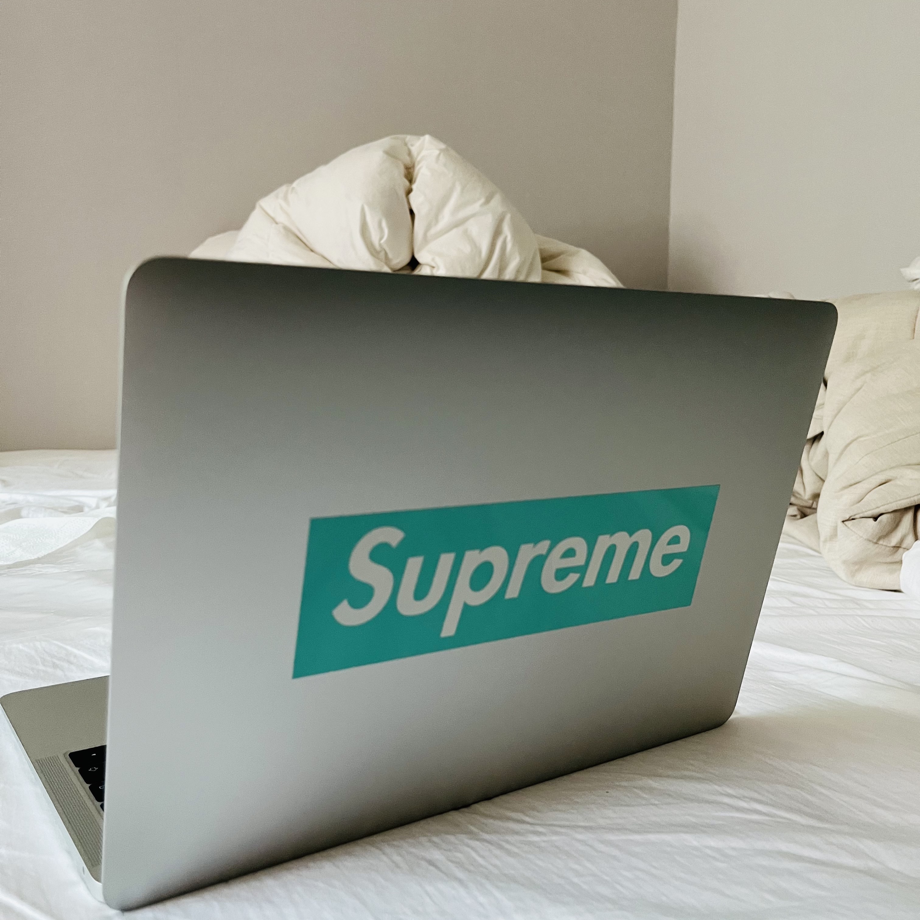 Apple 2022 MacBook Air 13 M2 512GB SSD / 8GB RAM Midnight (Korean Ver.) 착용 스타일 - 1