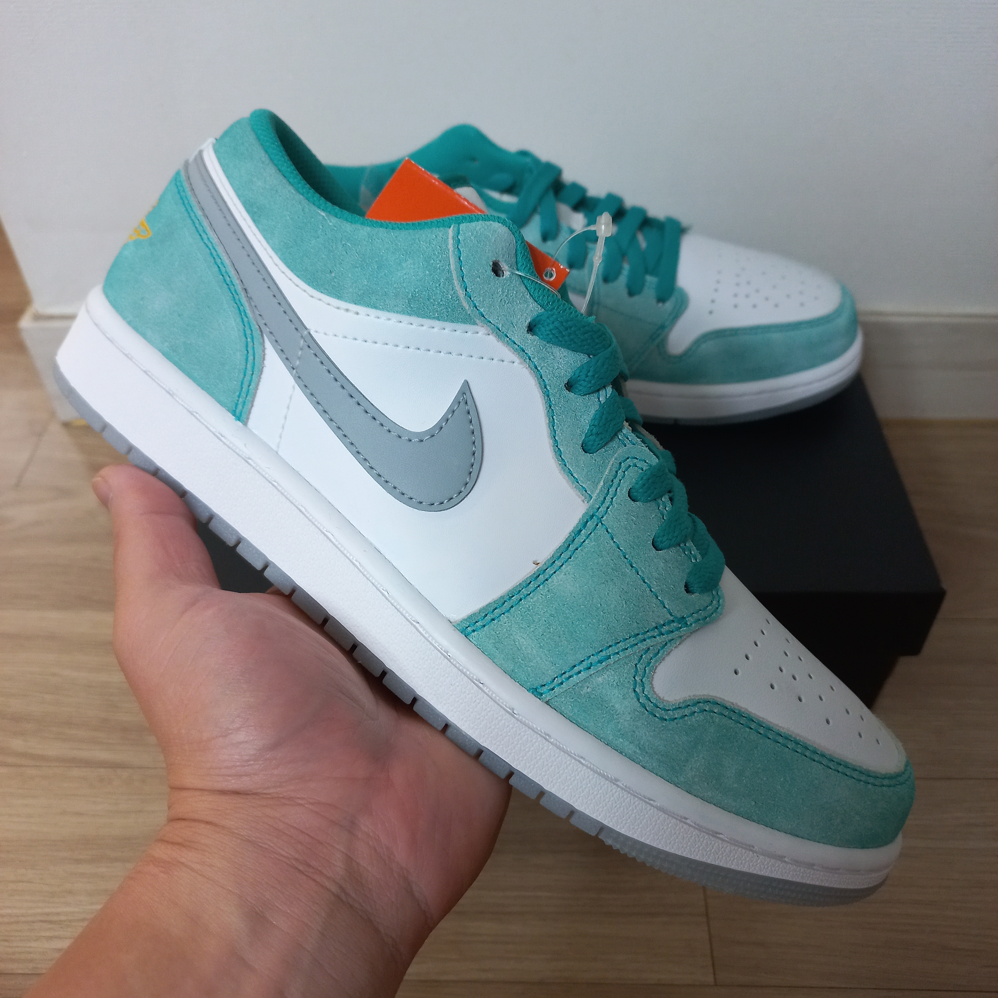 Jordan 1 Low SE New Emerald 착용 스타일 - 1