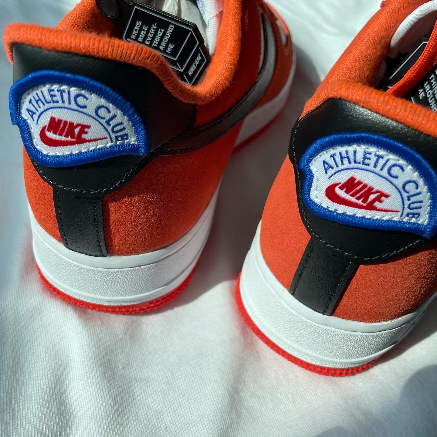 Nike Air Force 1 '07 LV8 Athletic Club Rush Orange Washed Teal 착용 스타일 - 2