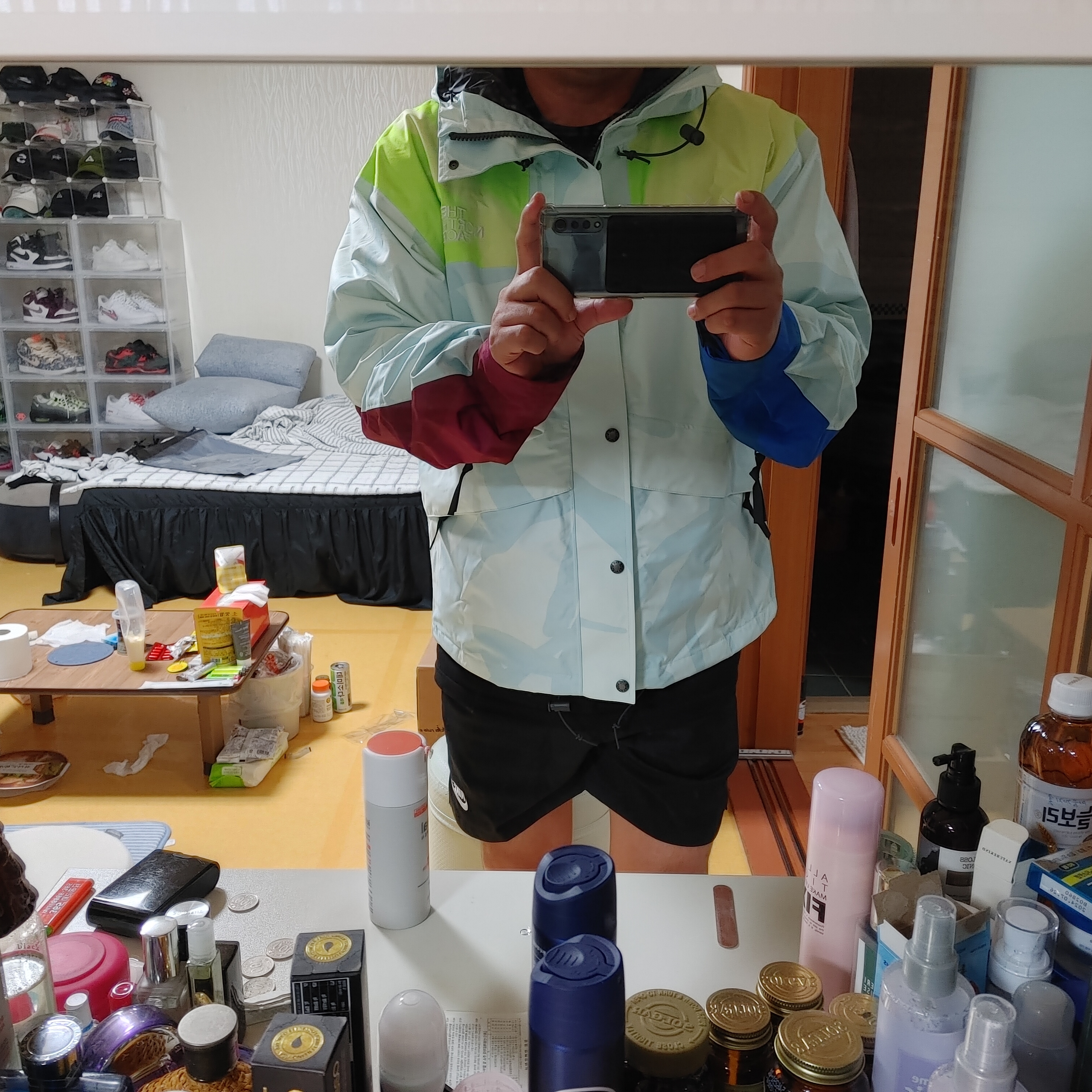 The North Face x Kaws Retro 1986 Mountain Jacket Ice Blue, Supreme x The North Face Trekking Sandal Black - 22SS 착용 스타일 - 2