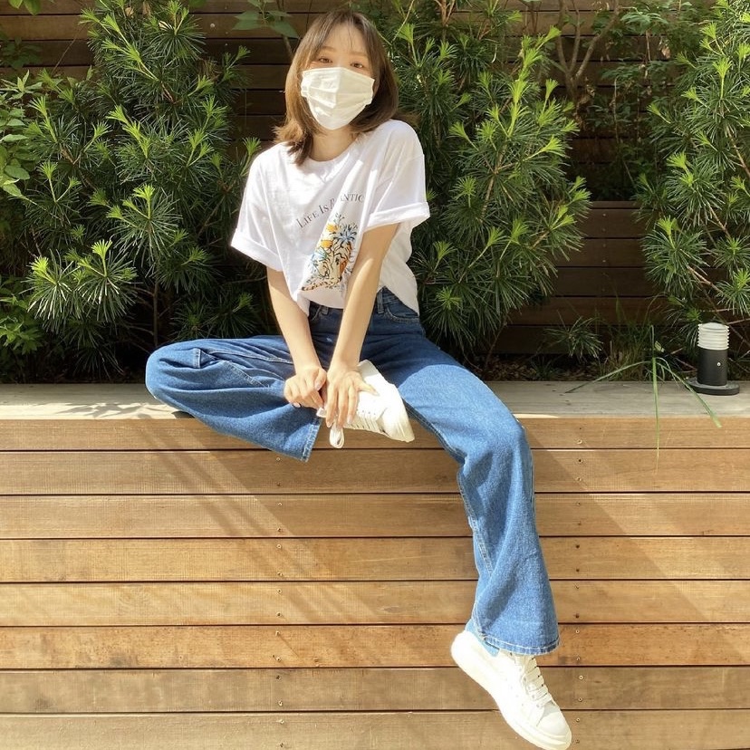 (W) Alexander McQueen Oversized Sneakers White Powder Blue 착용 스타일 - 3