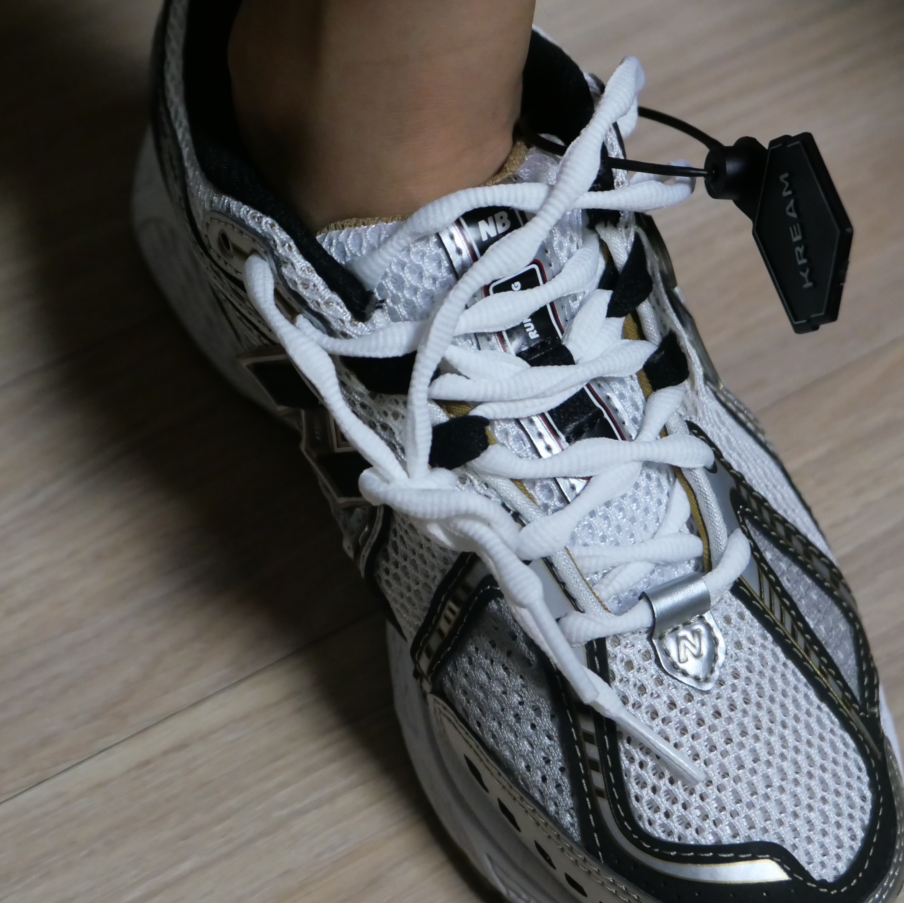 New Balance 1906R White Gold 착용 스타일 - 1