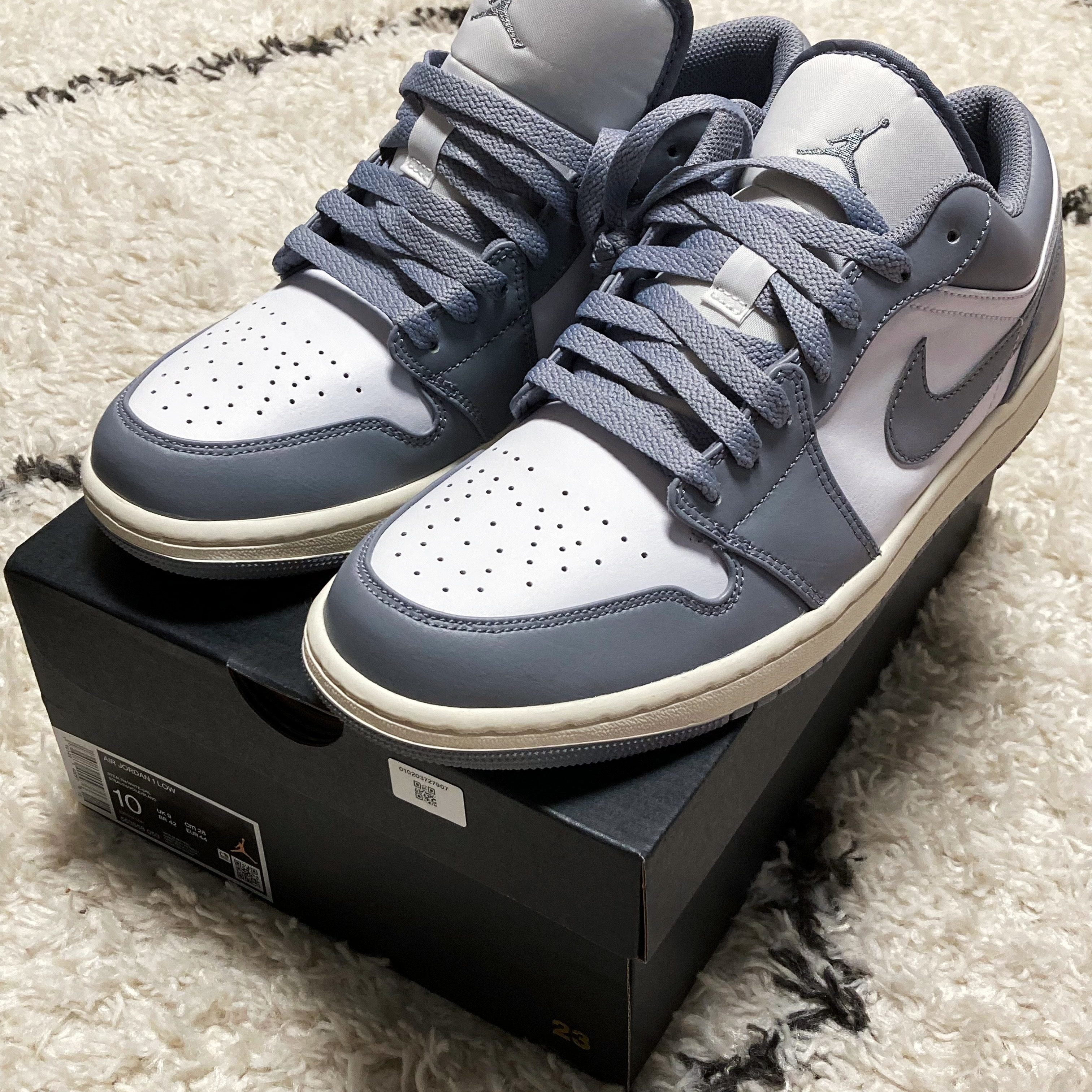 Jordan 1 Low Stealth and White 착용 스타일 - 1