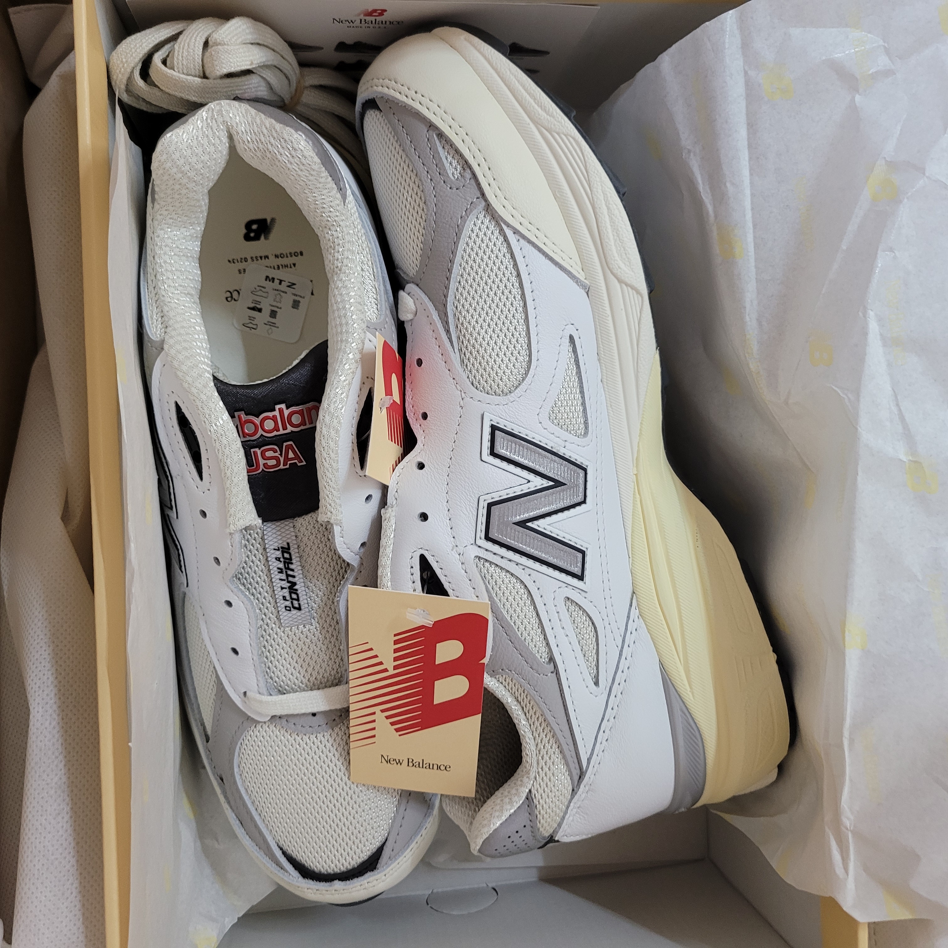New Balance 2002R White, New Balance 990v3 Made in USA Sea Salt 착용 스타일 - 4