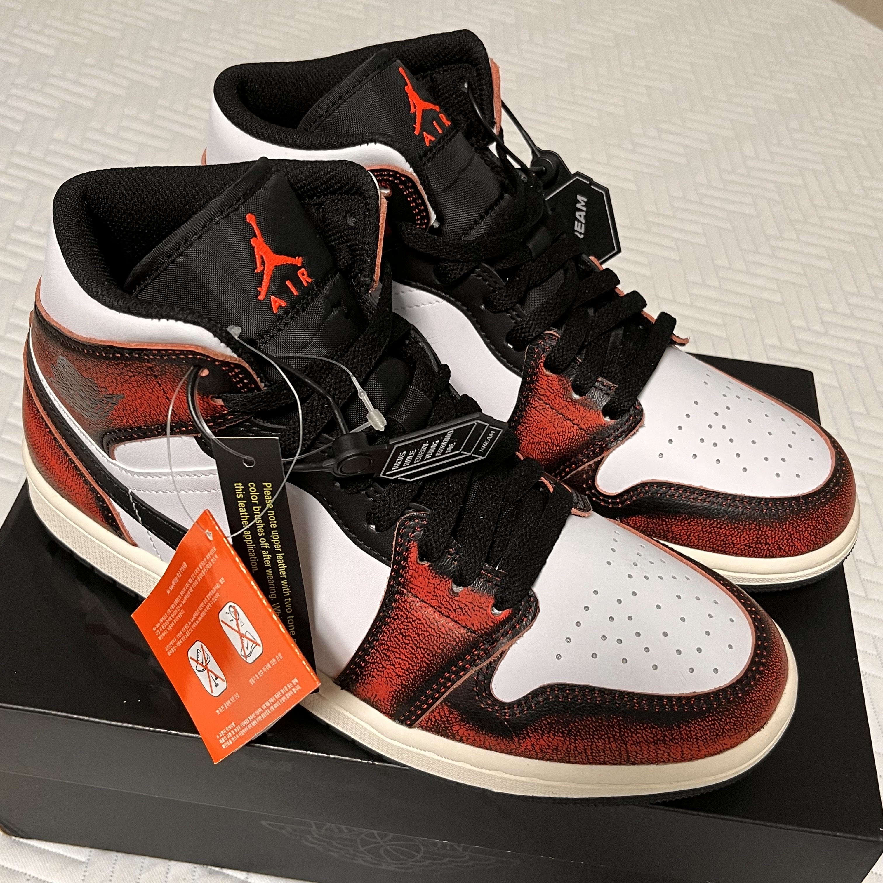 Jordan 1 Mid SE Infrared 23 착용 스타일 - 2