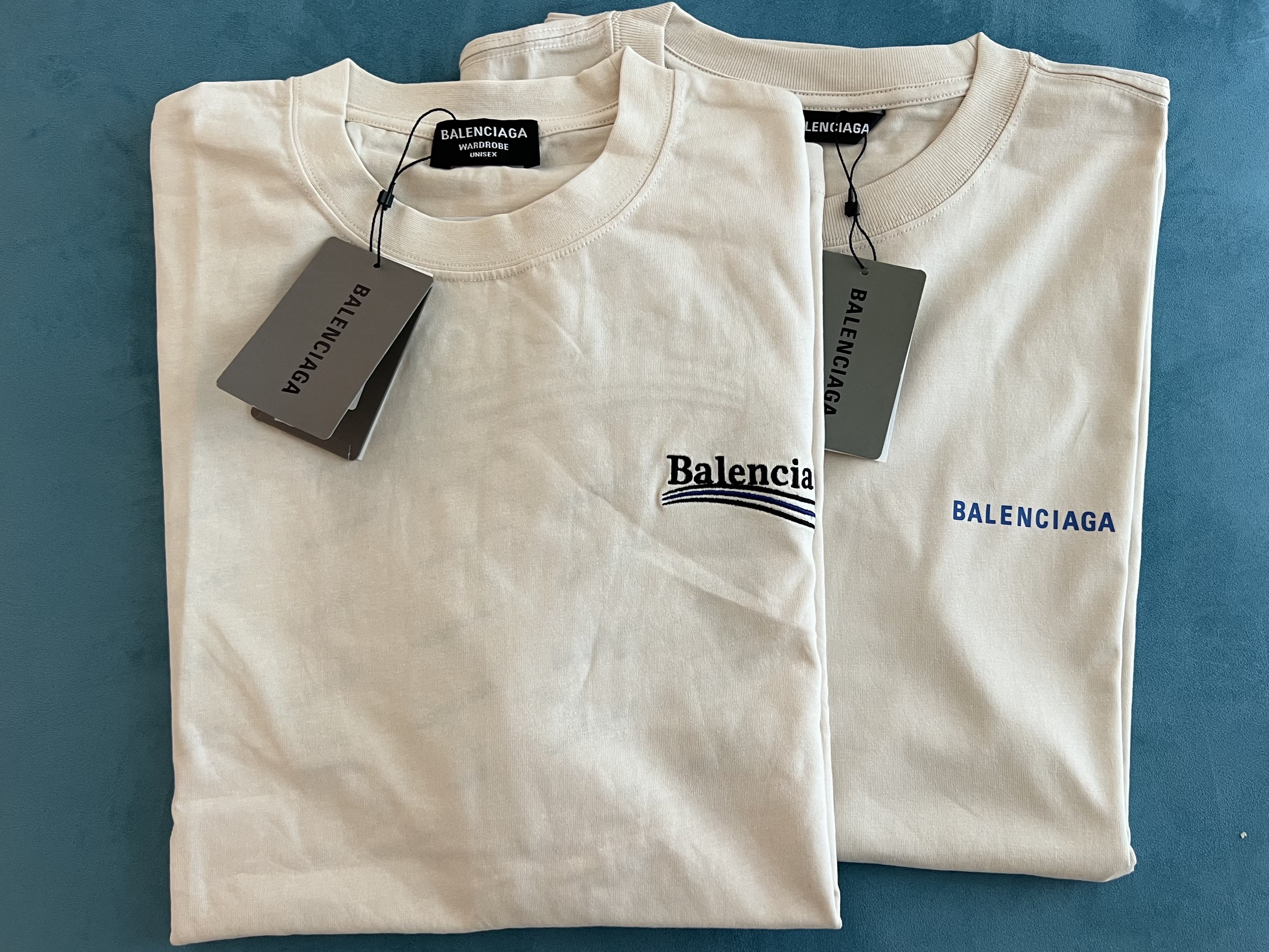 Balenciaga Logo Medium Fit T-Shirt Beige Blue, Balenciaga Political Campaign Large Fit T-Shirt White 착용 스타일
