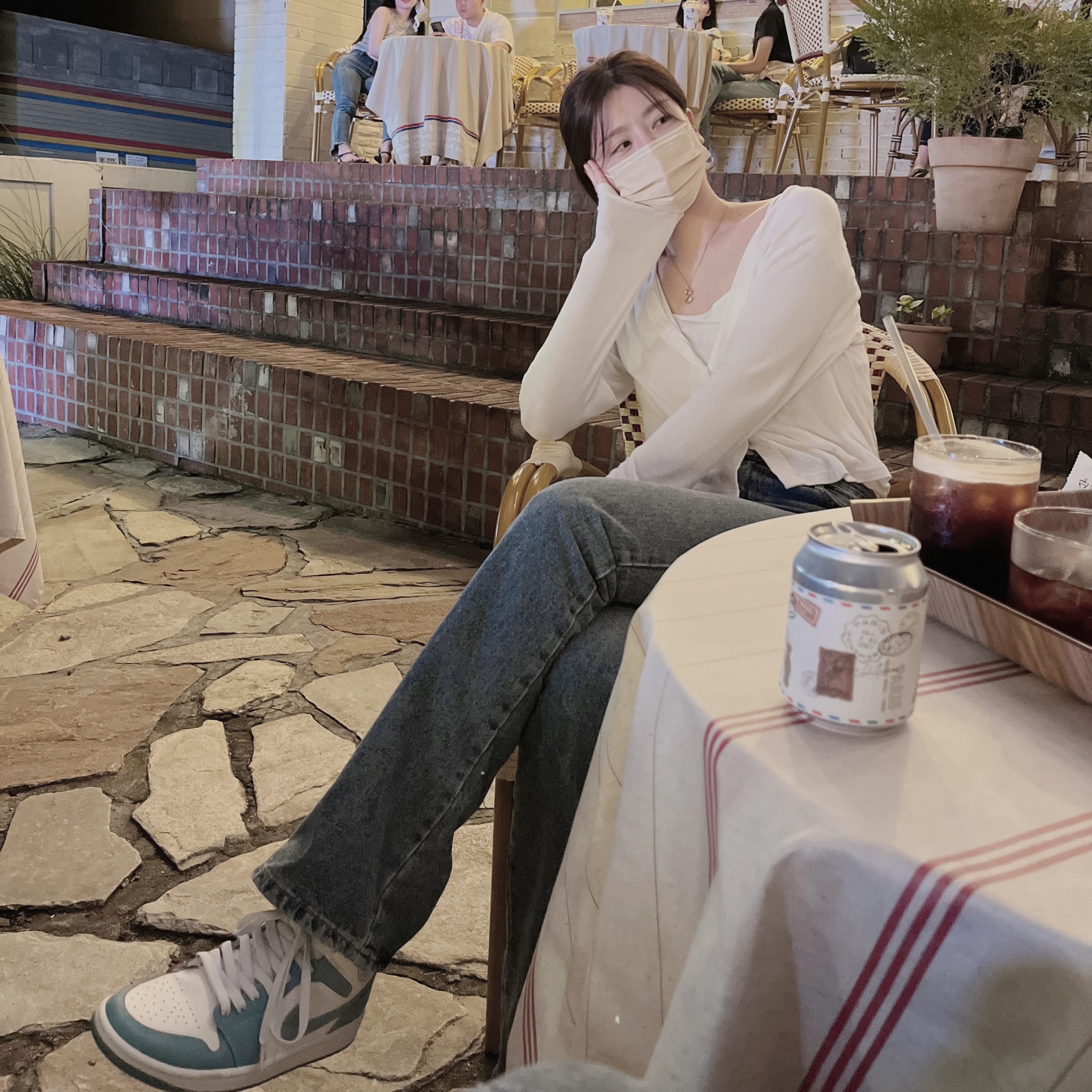 (W) Jordan 1 Mid Sail and Worn Blue 착용 스타일