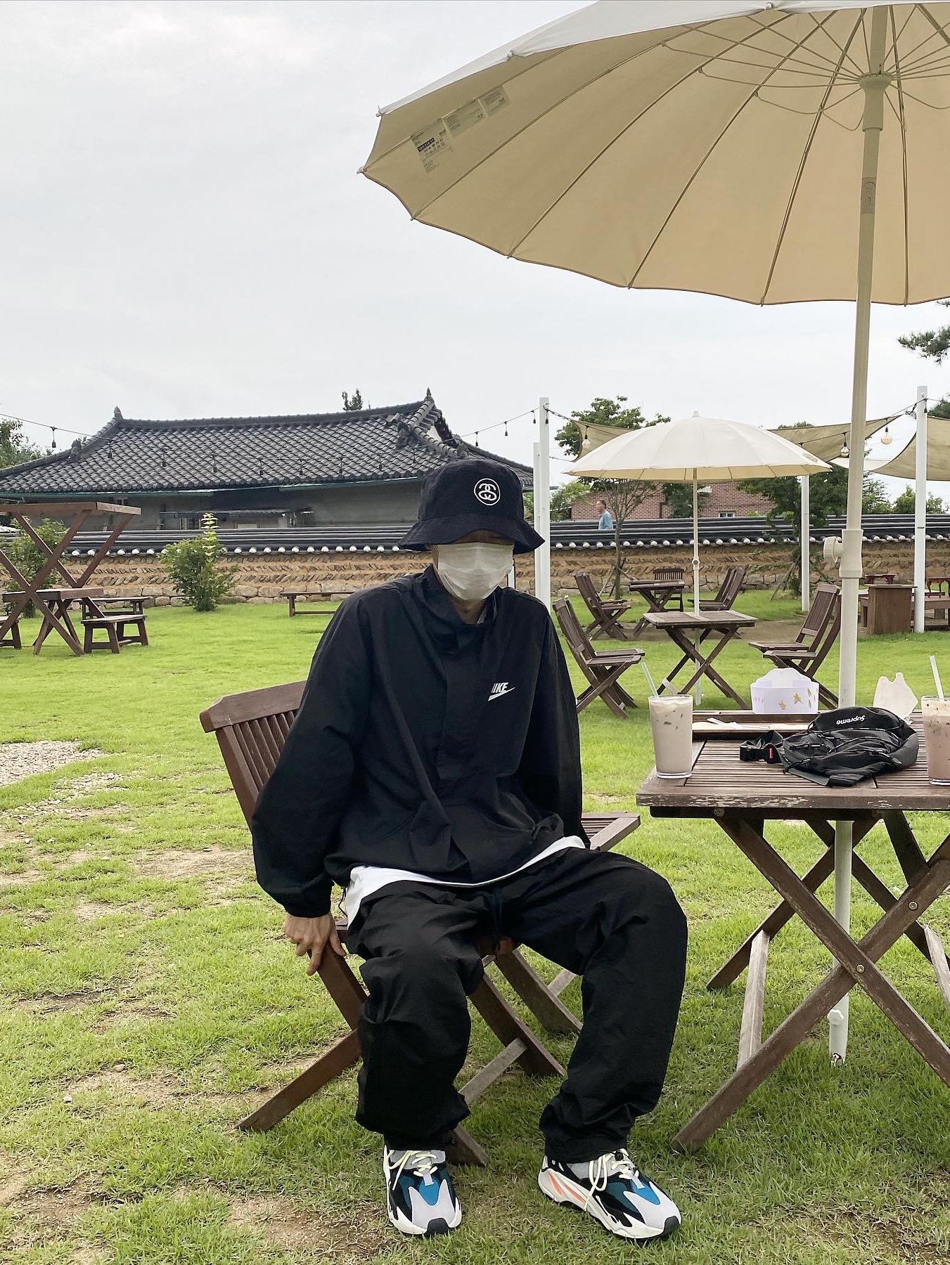 Stussy SS Link Deep Bucket Hat Black, IAB Studio T-Shirt White Navy - 22FW 착용 스타일 - 1