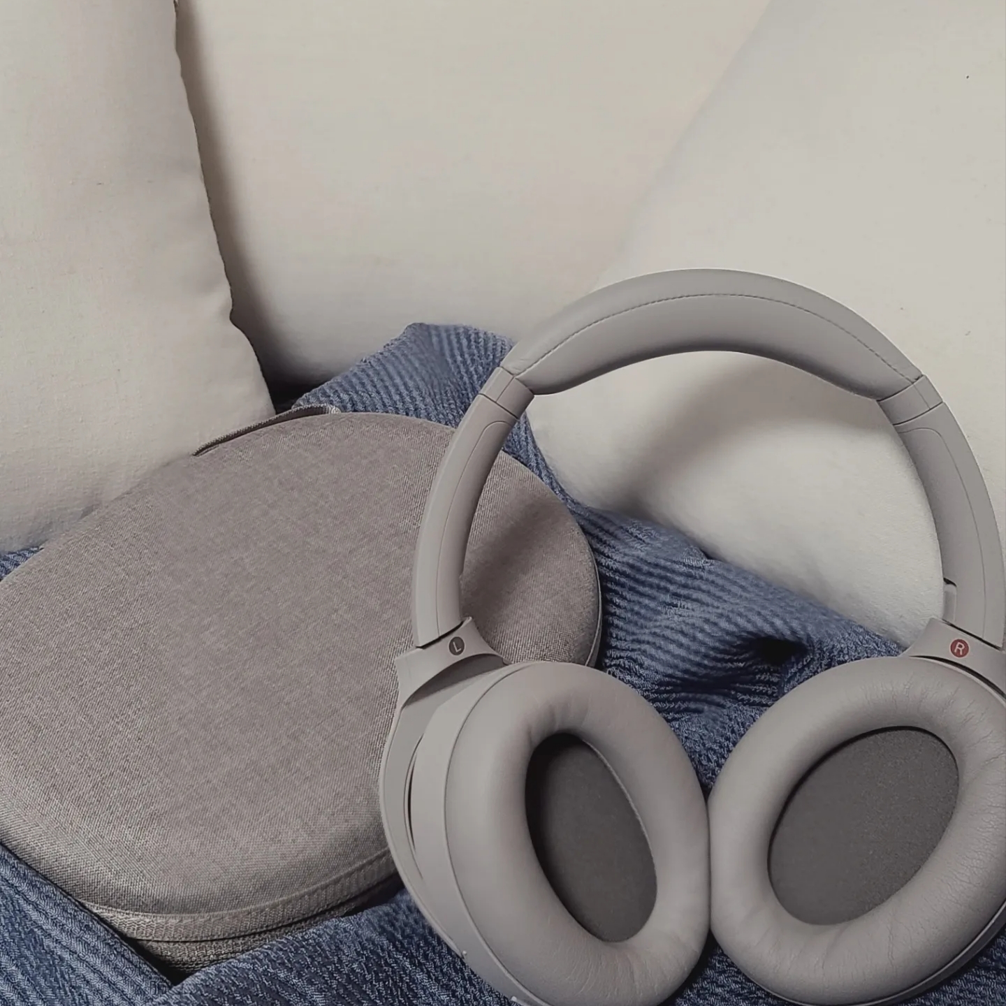 Sony WH-1000XM4 Platinum Silver (Korean Ver.) 착용 스타일 - 2