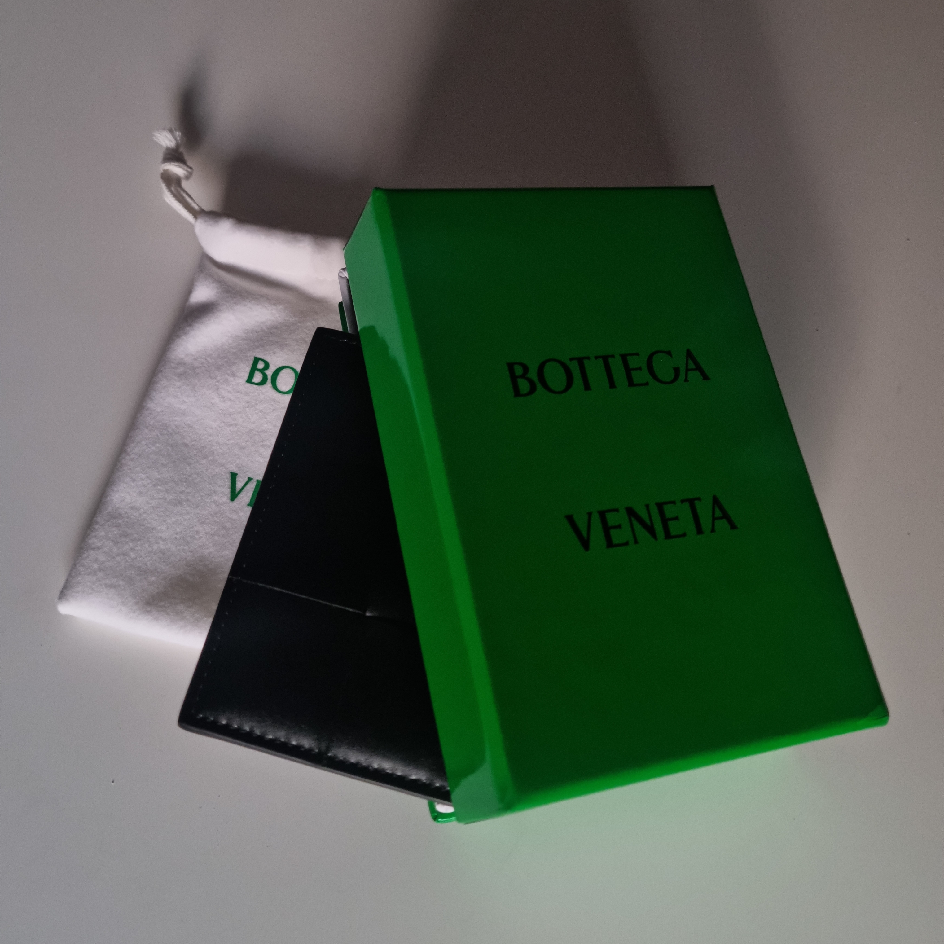 Bottega Veneta Credit Card Case Calfskin Black 착용 스타일