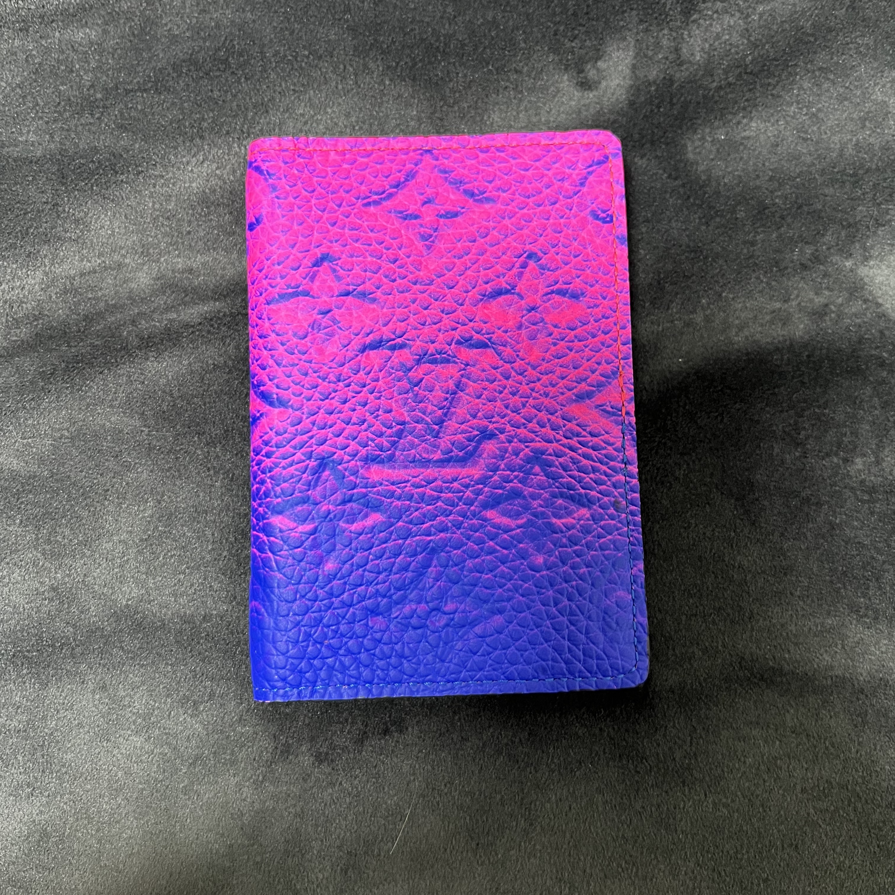 Louis Vuitton Pocket Organizer Taurillon Monogram Bleu Rose 착용 스타일 - 1