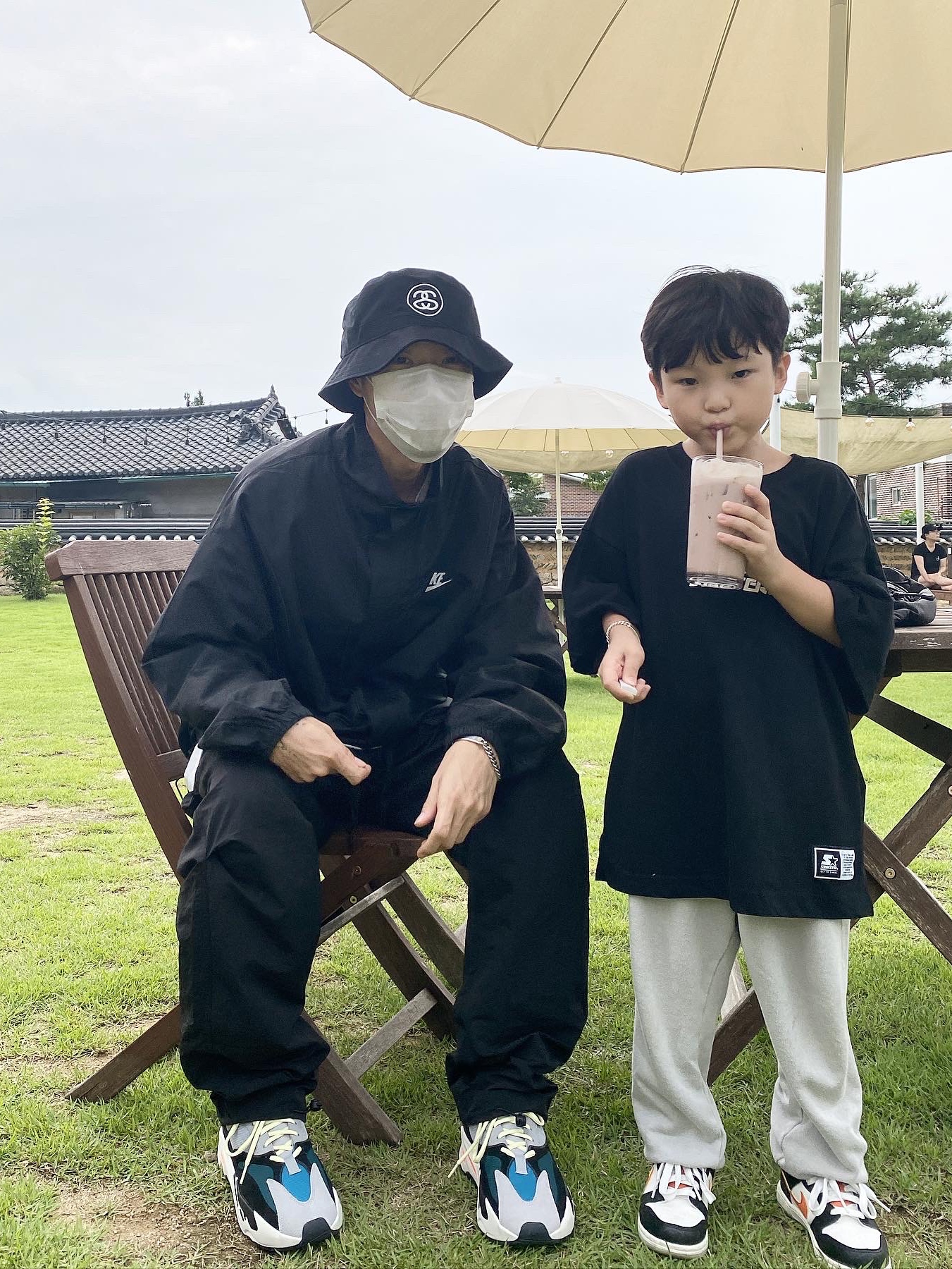 Stussy SS Link Deep Bucket Hat Black, IAB Studio T-Shirt White Navy - 22FW 착용 스타일 - 2