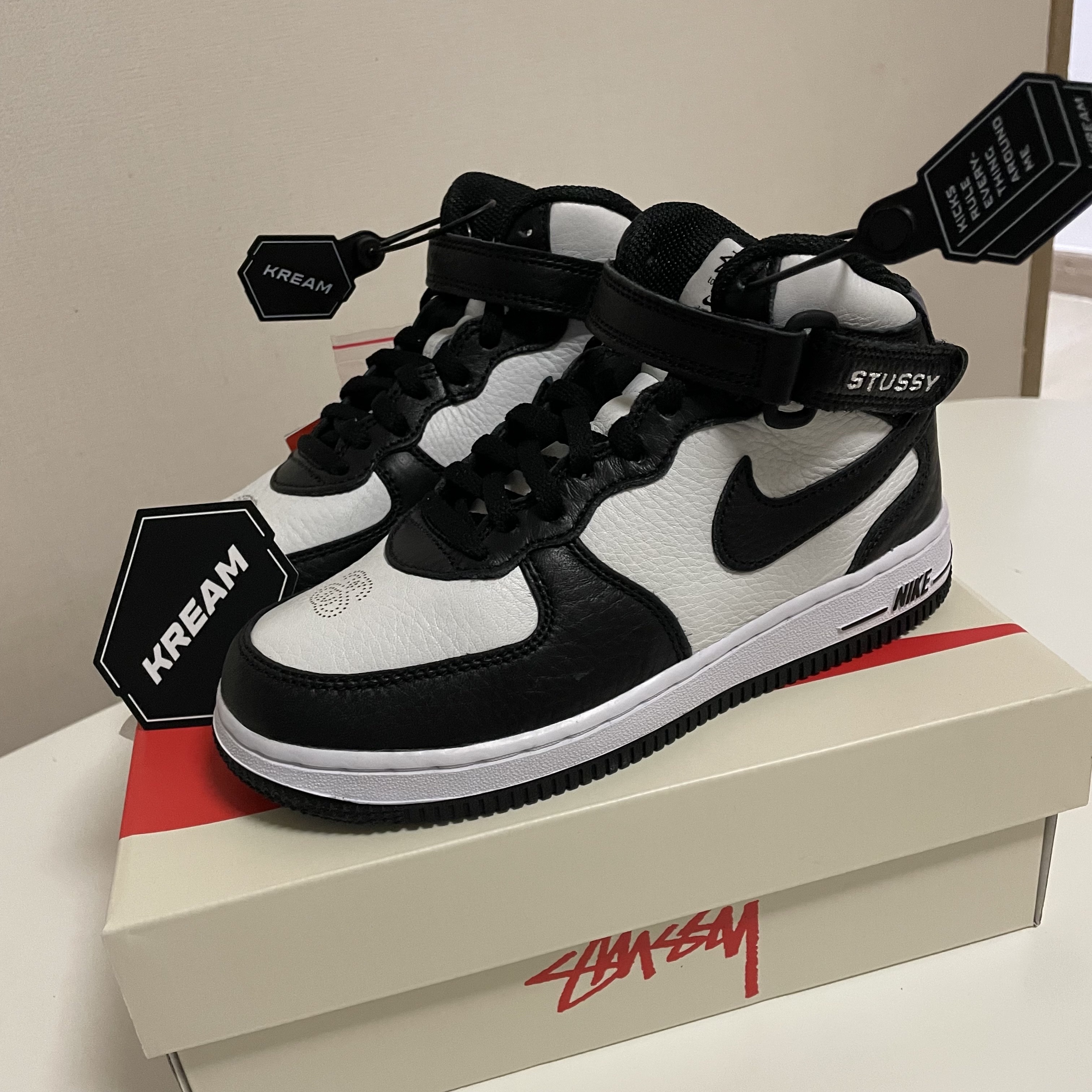 Nike x Stussy Air Force 1 '07 Mid SP Black and Light Bone 착용 스타일