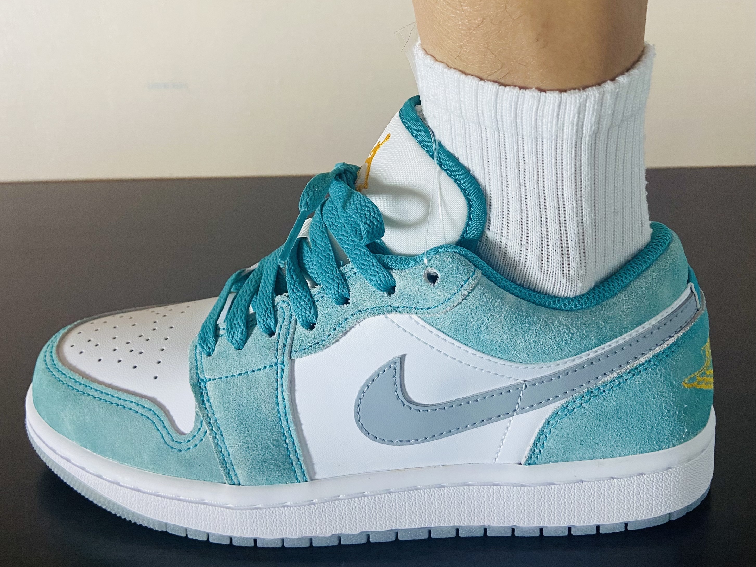 Jordan 1 Low SE New Emerald 착용 스타일
