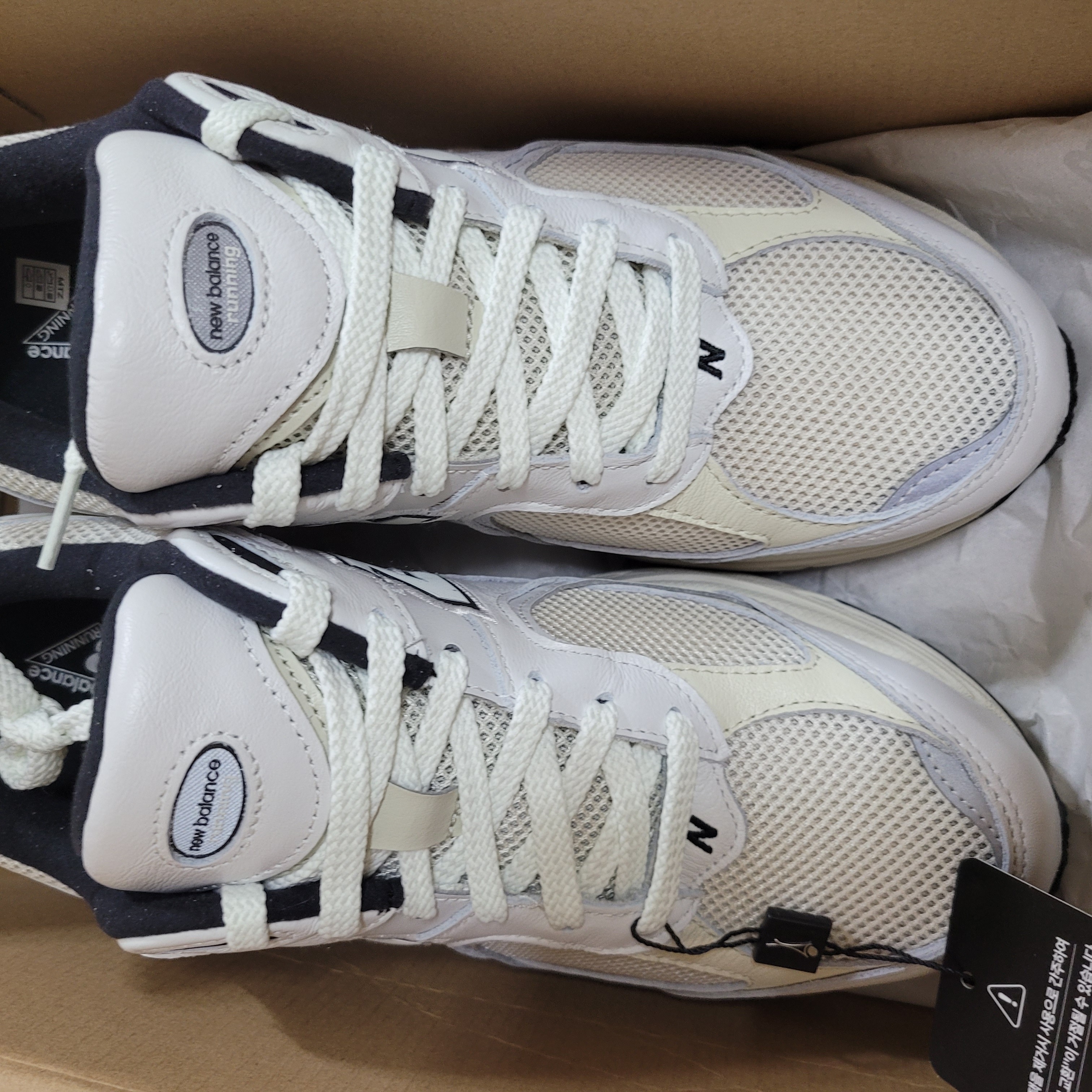 New Balance 2002R White, New Balance 990v3 Made in USA Sea Salt 착용 스타일 - 3