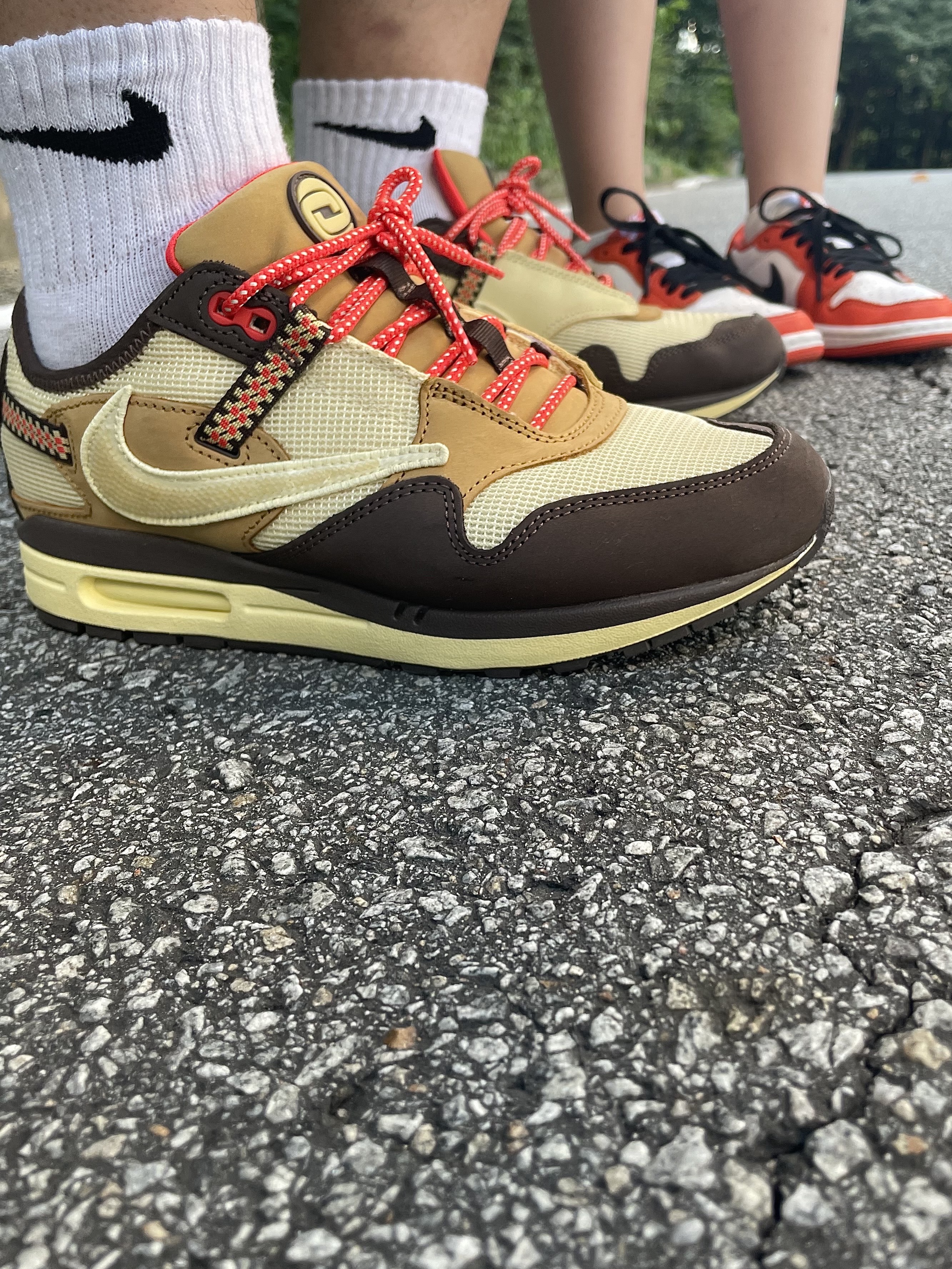 Nike x Travis Scott Air Max 1 Cact.us Brown, (W) Jordan 1 Low OG Starfish 착용 스타일