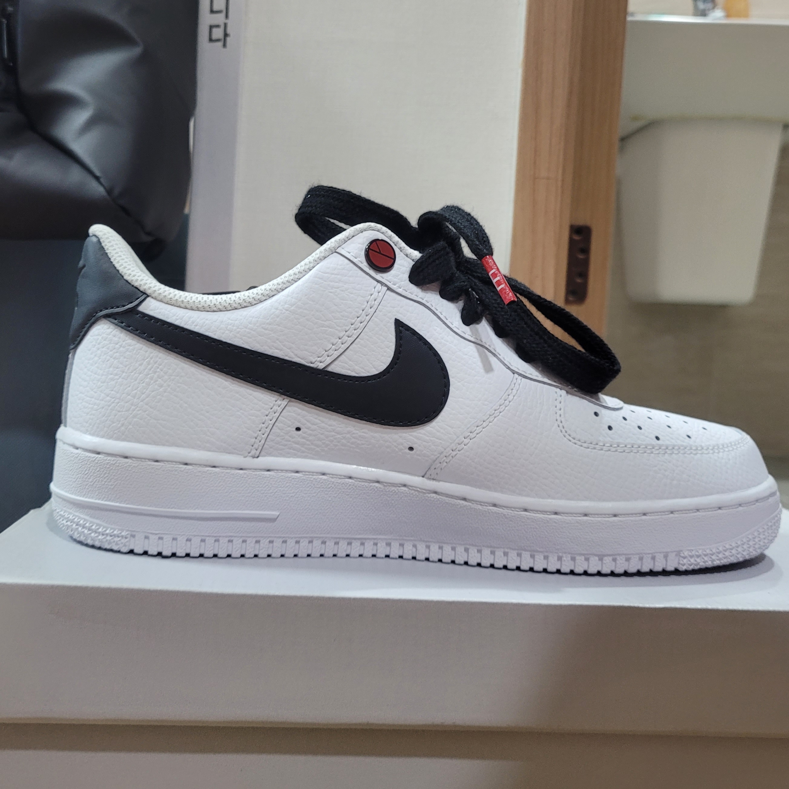 Nike Air Force 1 '07 White Black, (W) Nike Air Force 1 '07 White Black 착용 스타일