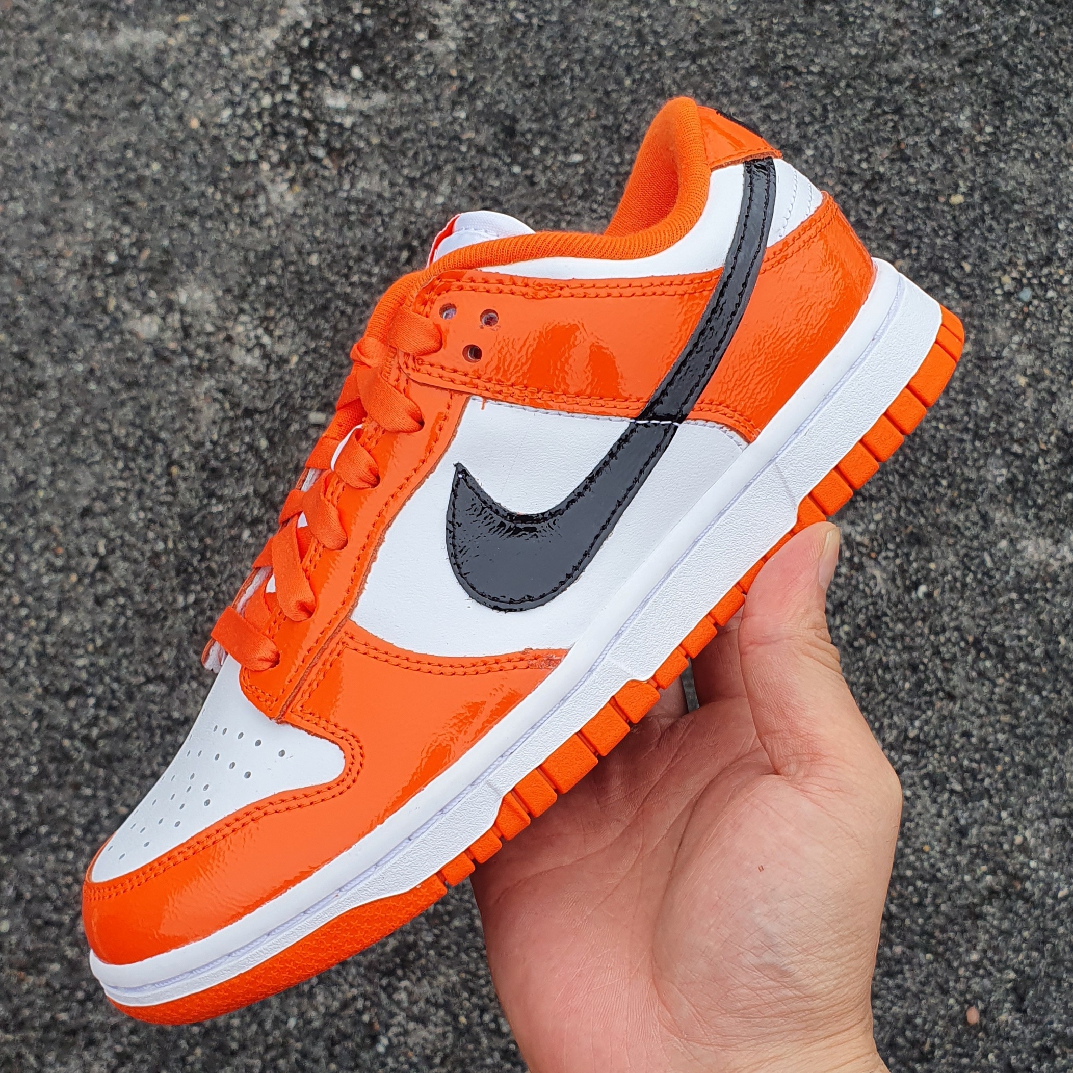 (W) Nike Dunk Low Essential Brilliant Orange 착용 스타일 - 1