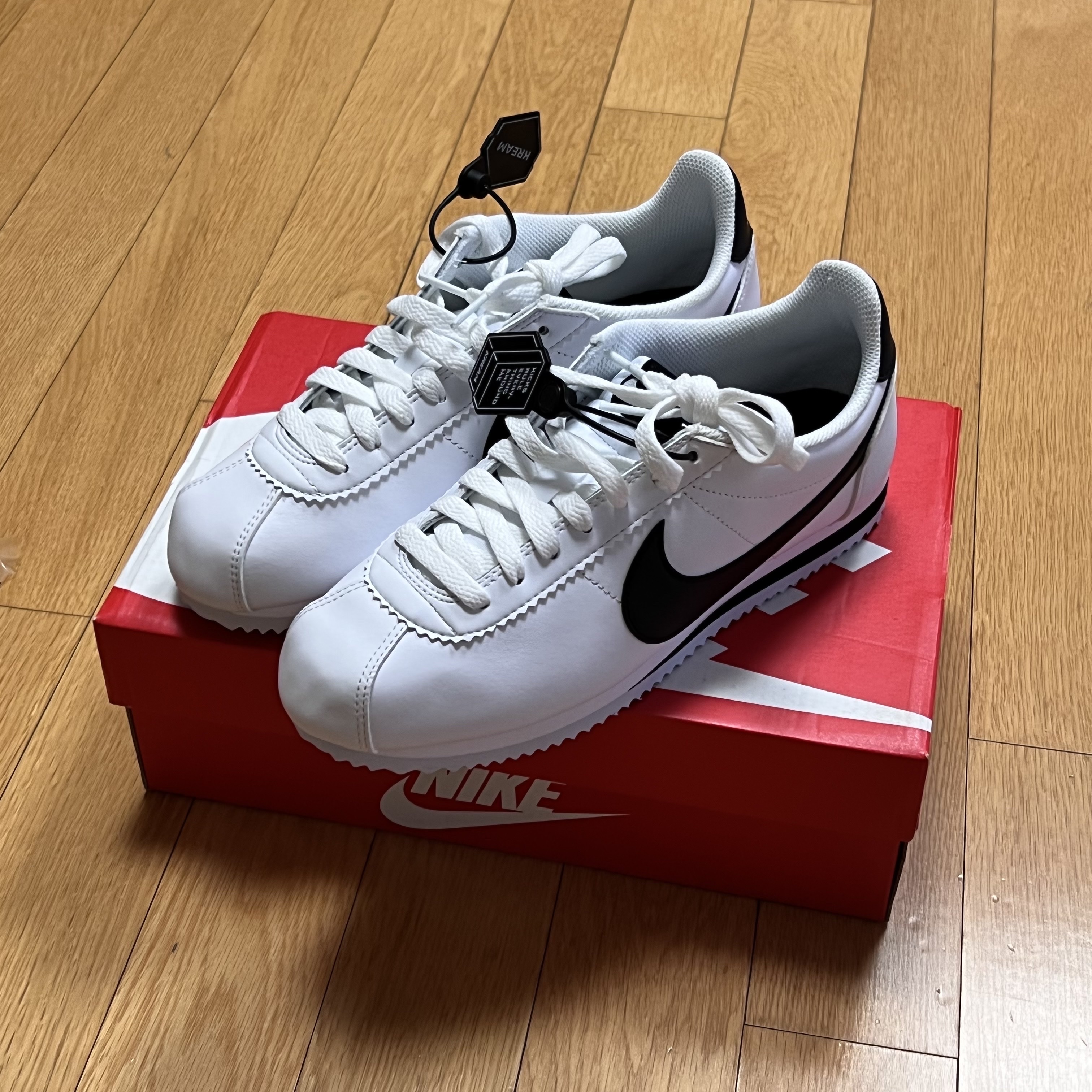 (W) Nike Classic Cortez Leather White Black 착용 스타일