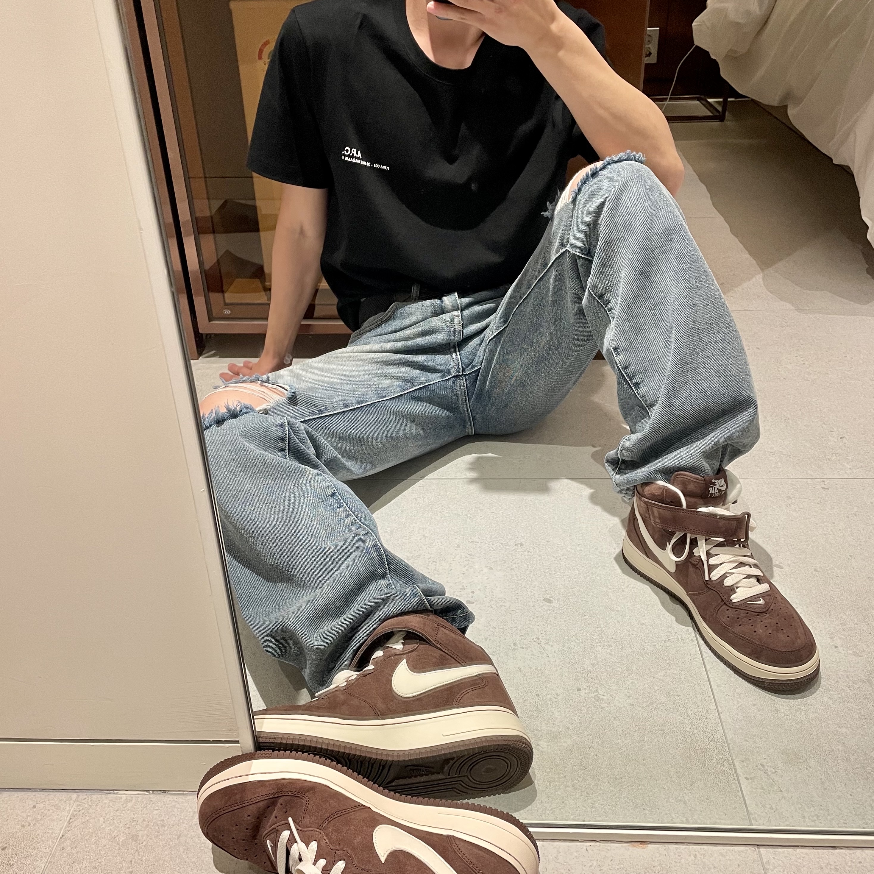 Nike Air Force 1 Mid '07 QS Chocolate, (W) A.P.C. Denise T-Shirt Black 착용 스타일 - 1