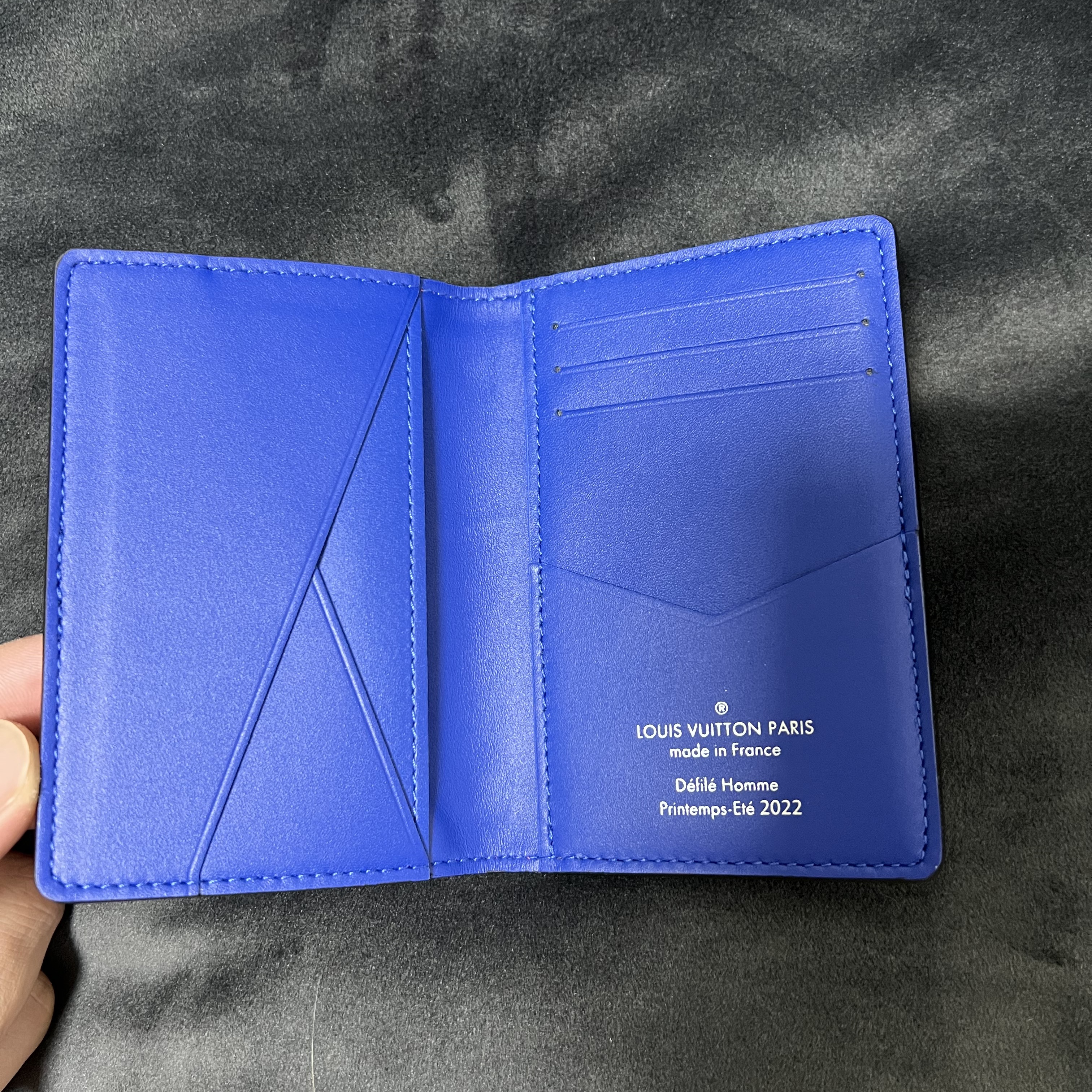 Louis Vuitton Pocket Organizer Taurillon Monogram Bleu Rose 착용 스타일 - 4