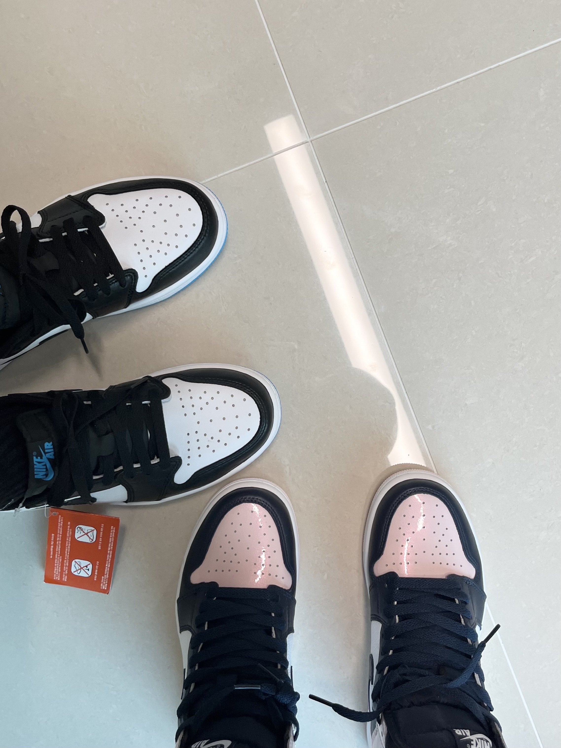 Jordan 1 Retro Low OG Black and Dark Powder Blue, (W) Jordan 1 Retro High OG Atmosphere 착용 스타일