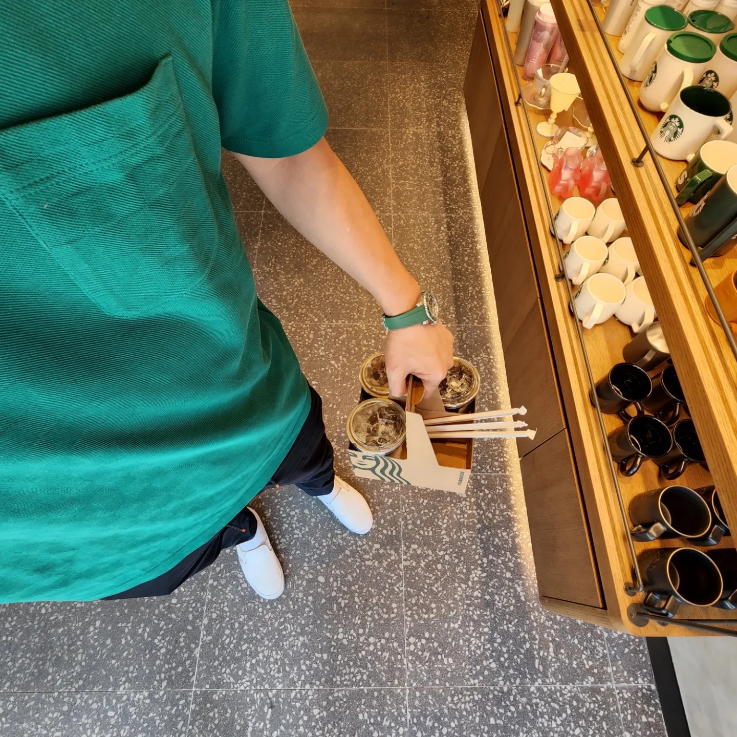 Louis Vuitton LV Monogram T-Shirt Black, Rolex Submariner Date 41mm 126610LV Black Oyster 착용 스타일