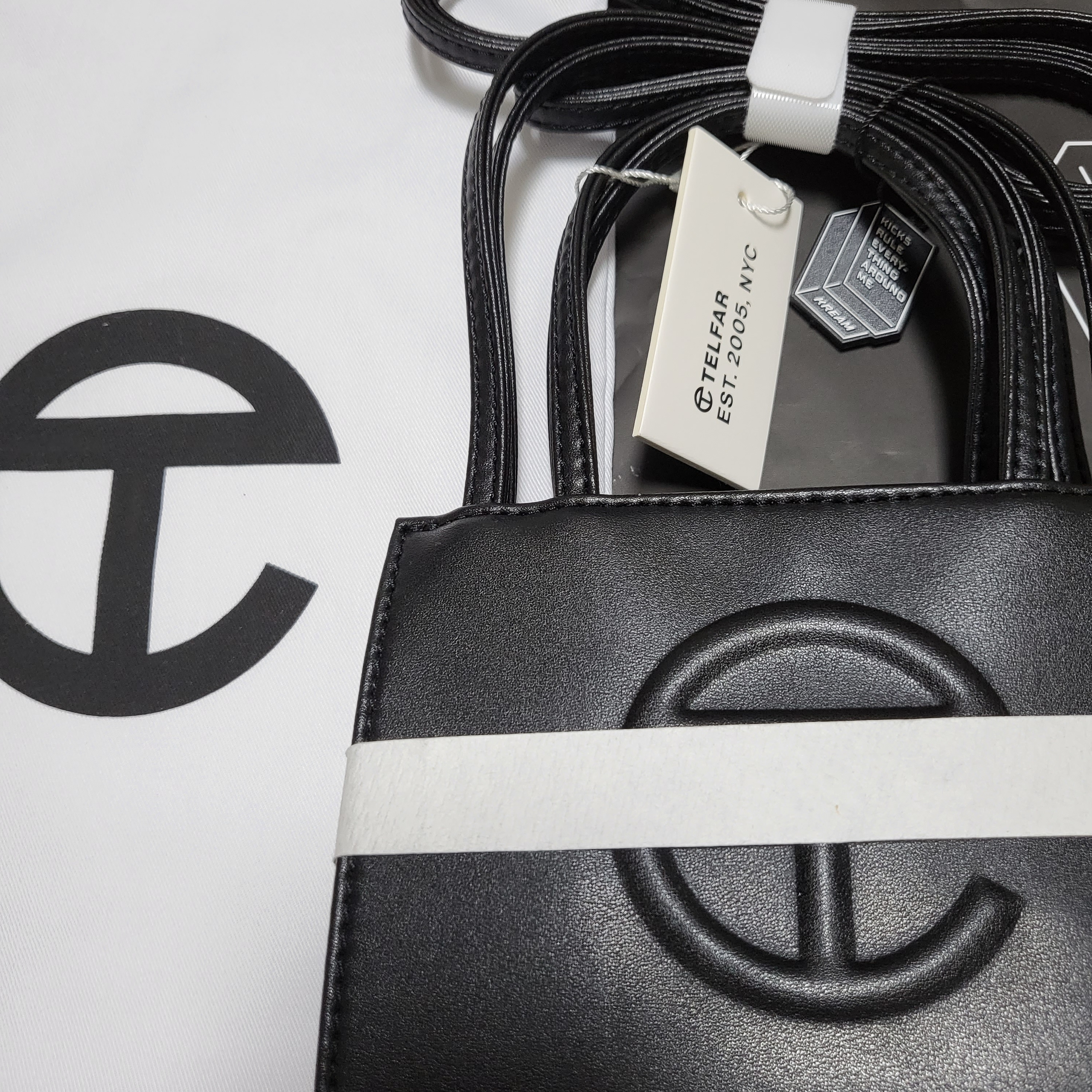 Telfar Small Shopping Bag Black 착용 스타일