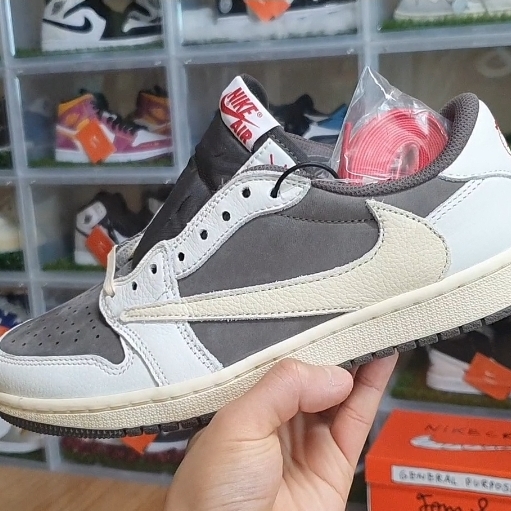 Jordan 1 x Travis Scott Retro Low OG SP Sail and Ridgerock, Jordan 1 Retro Low OG Black and Dark Powder Blue 착용 스타일 - 1