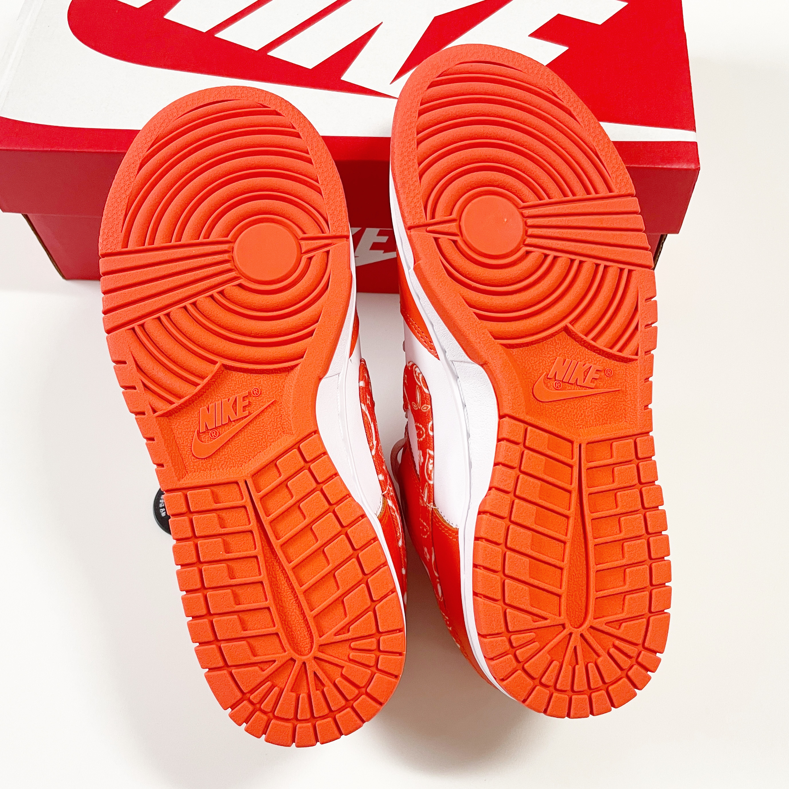 (W) Nike Dunk Low Essential Orange Paisley 착용 스타일 - 5