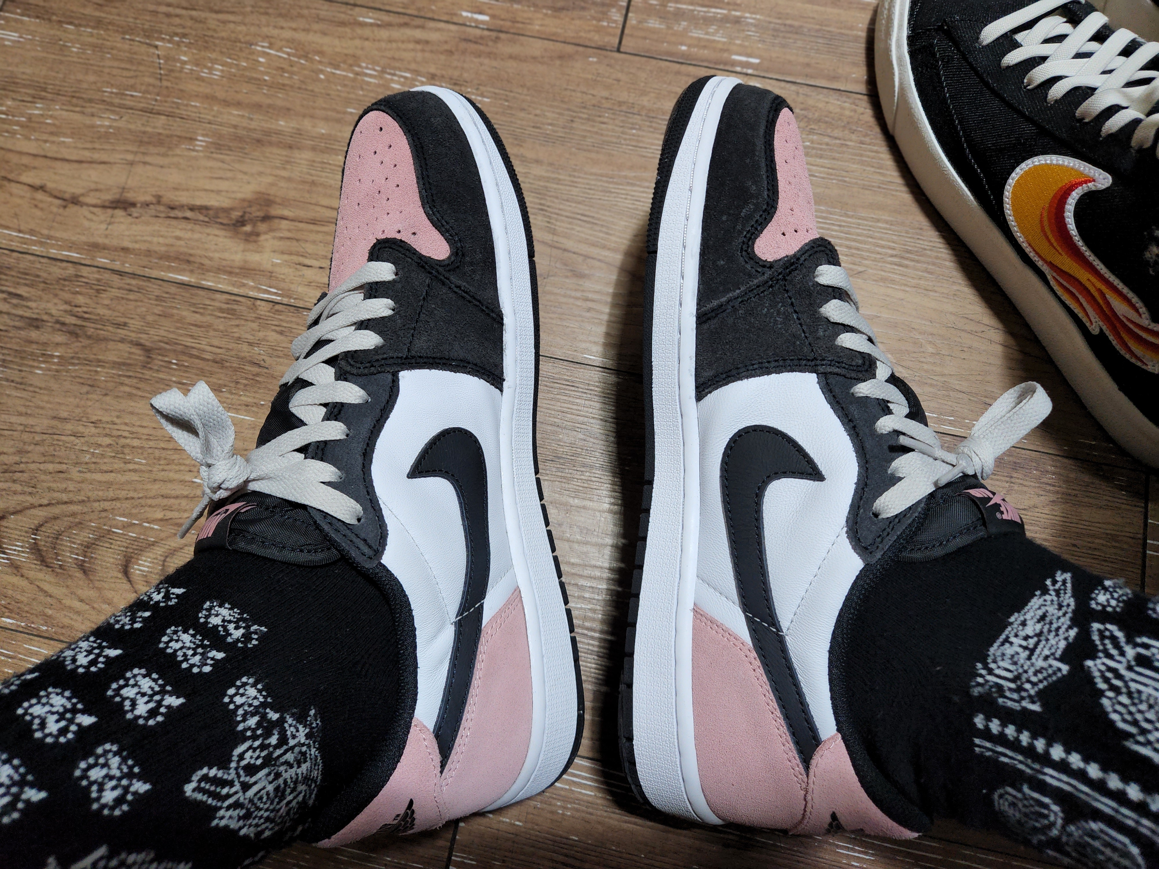 Jordan 1 Retro Low OG Bleached Coral 착용 스타일 - 4