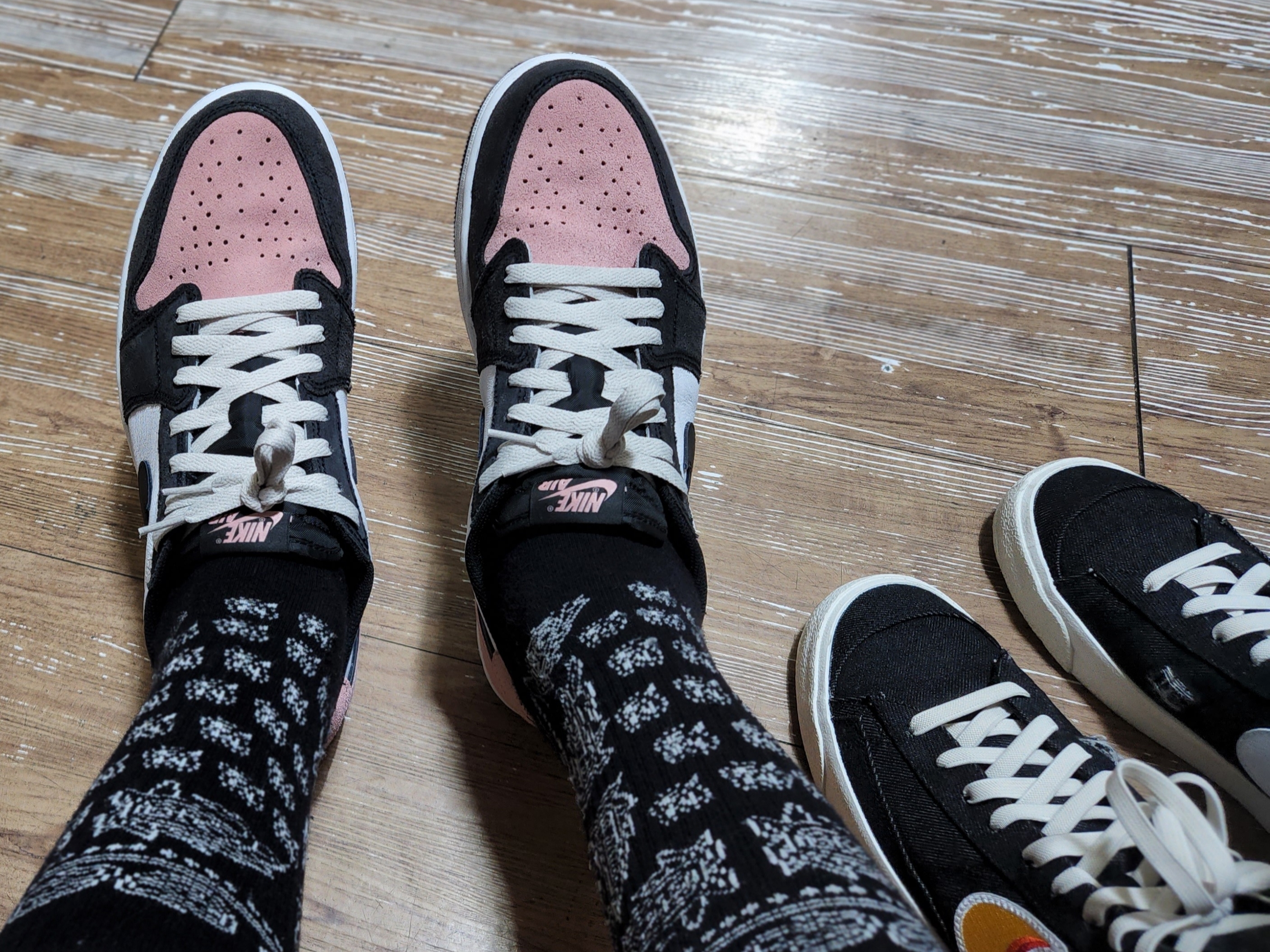 Jordan 1 Retro Low OG Bleached Coral 착용 스타일 - 1