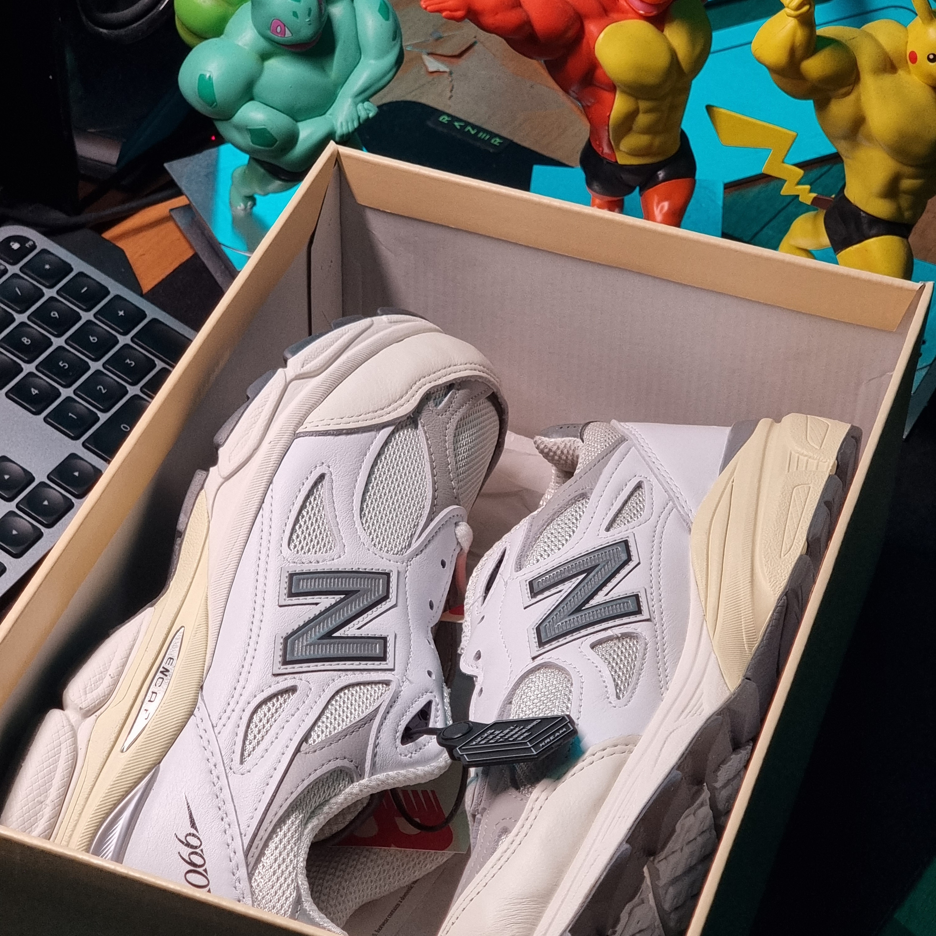 New Balance 990v3 Made in USA Sea Salt 착용 스타일 - 2