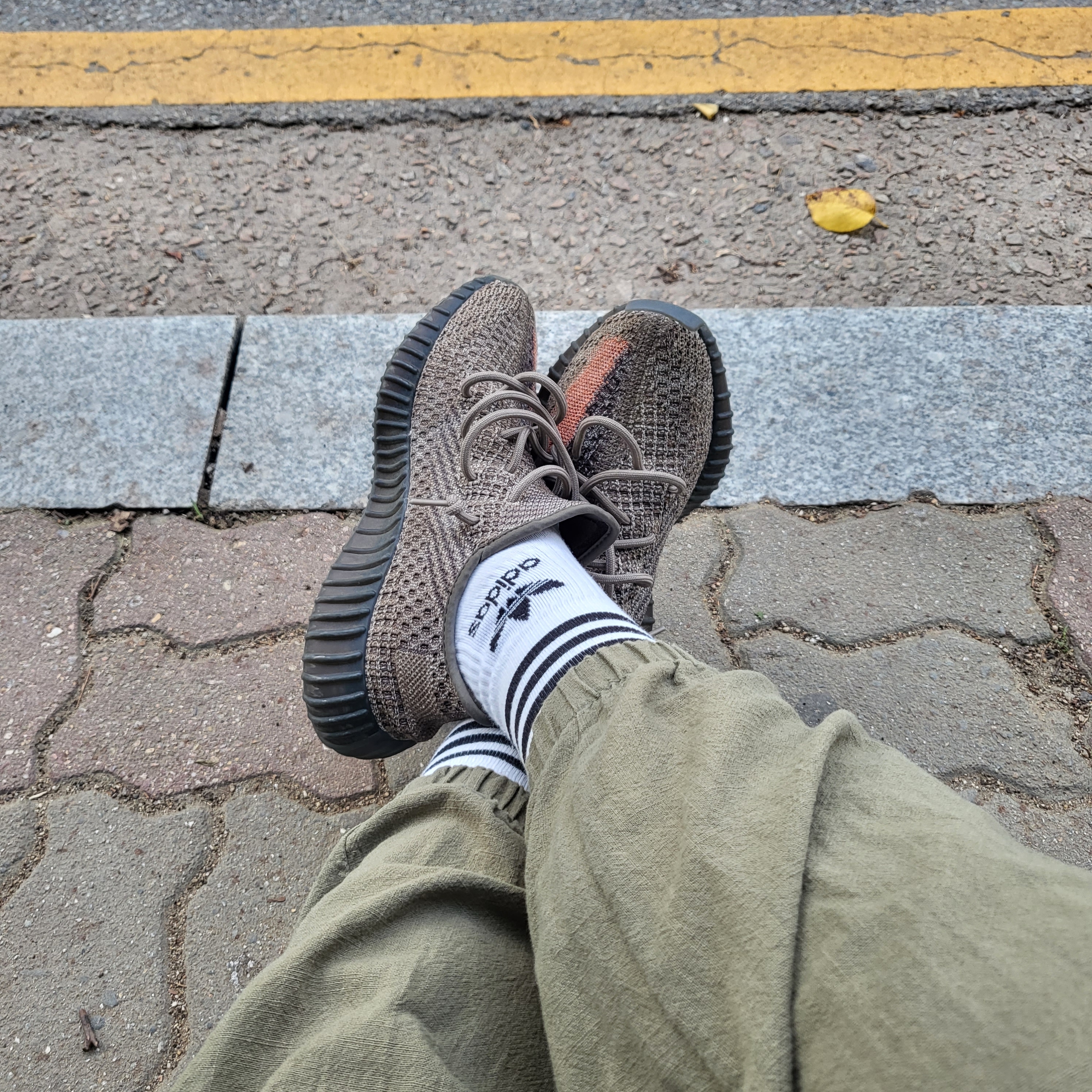 Adidas Yeezy Boost 350 V2 Ash Stone 착용 스타일 - 1