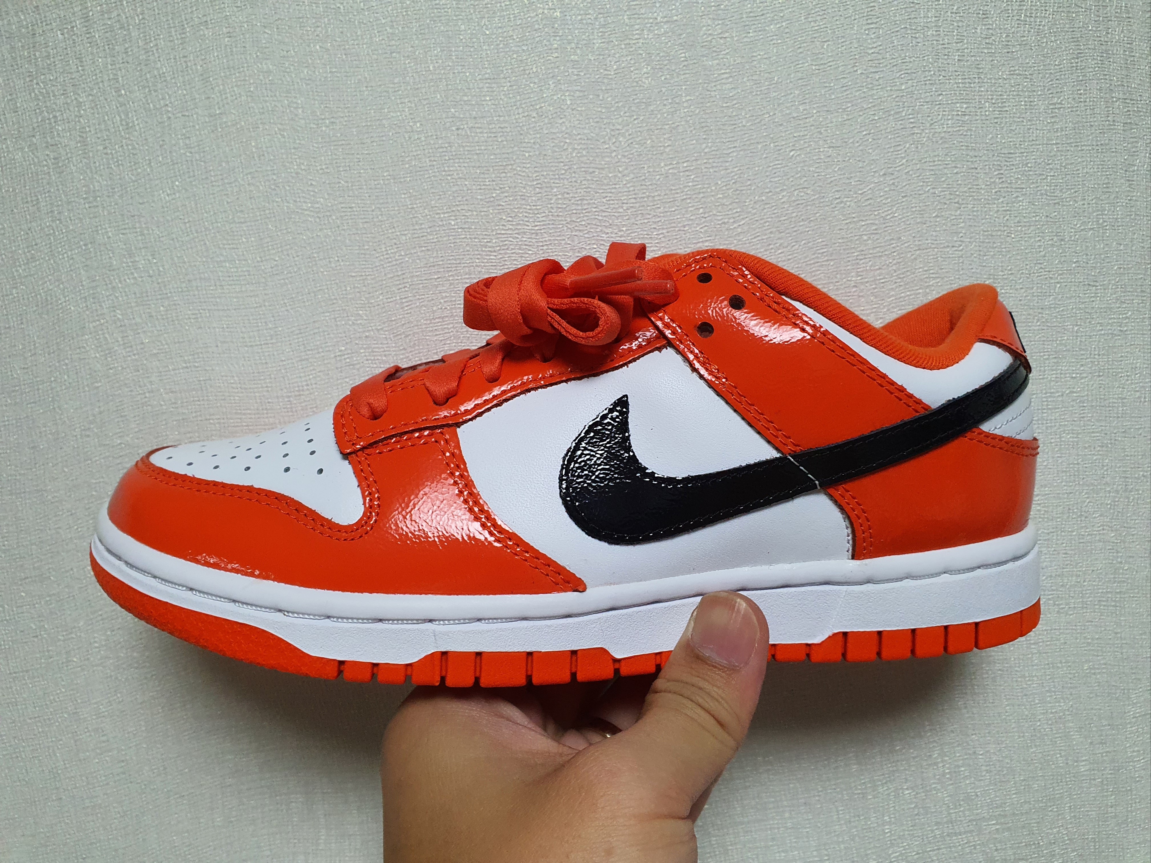 (W) Nike Dunk Low Essential Brilliant Orange 착용 스타일 - 1