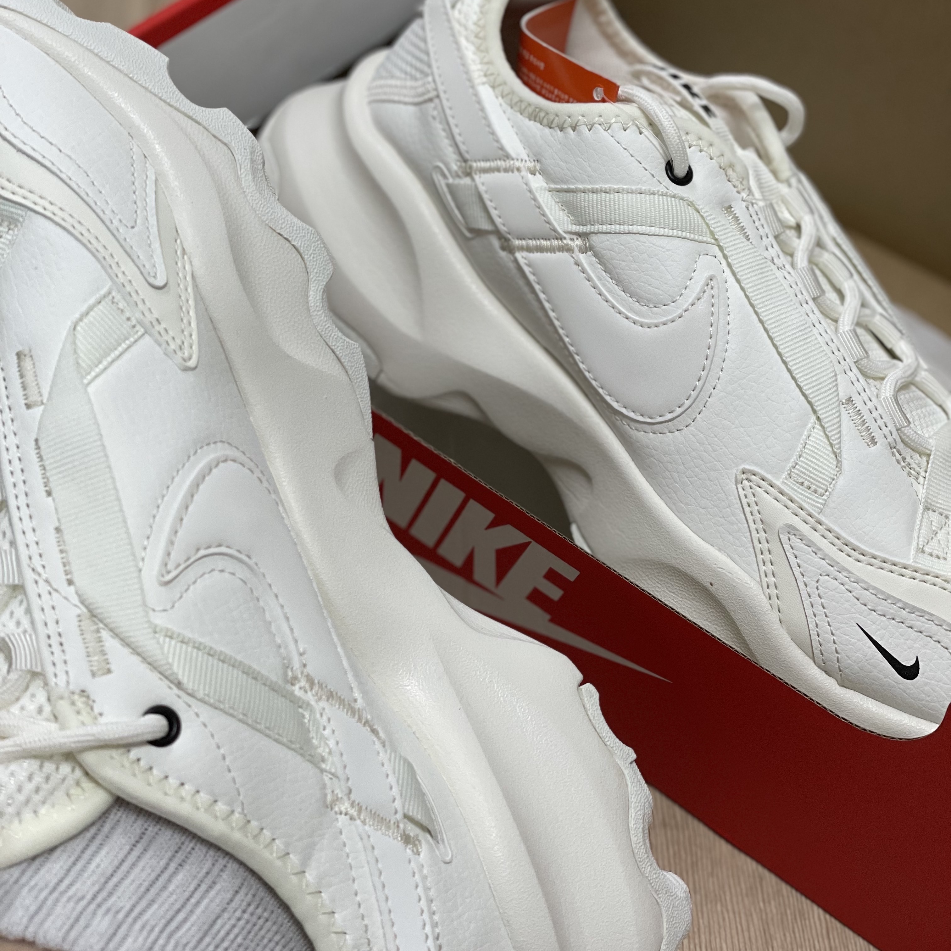(W) Nike TC 7900 Summit White 착용 스타일