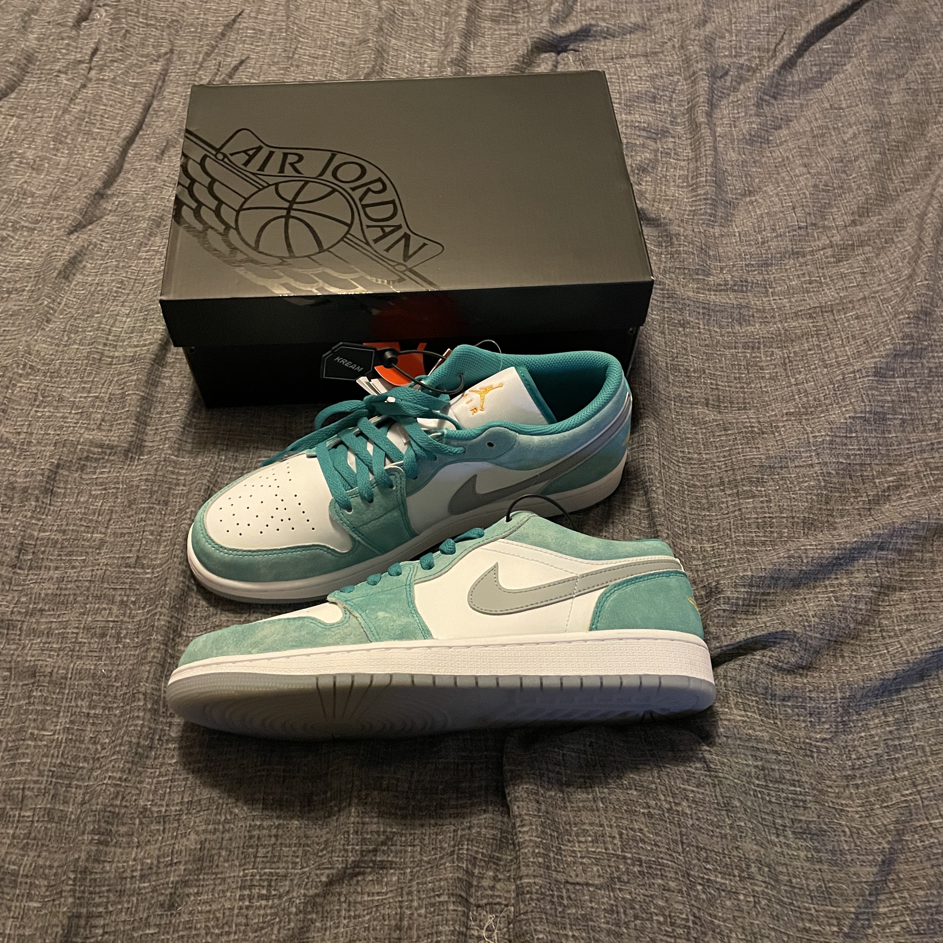 Jordan 1 Low SE New Emerald 착용 스타일