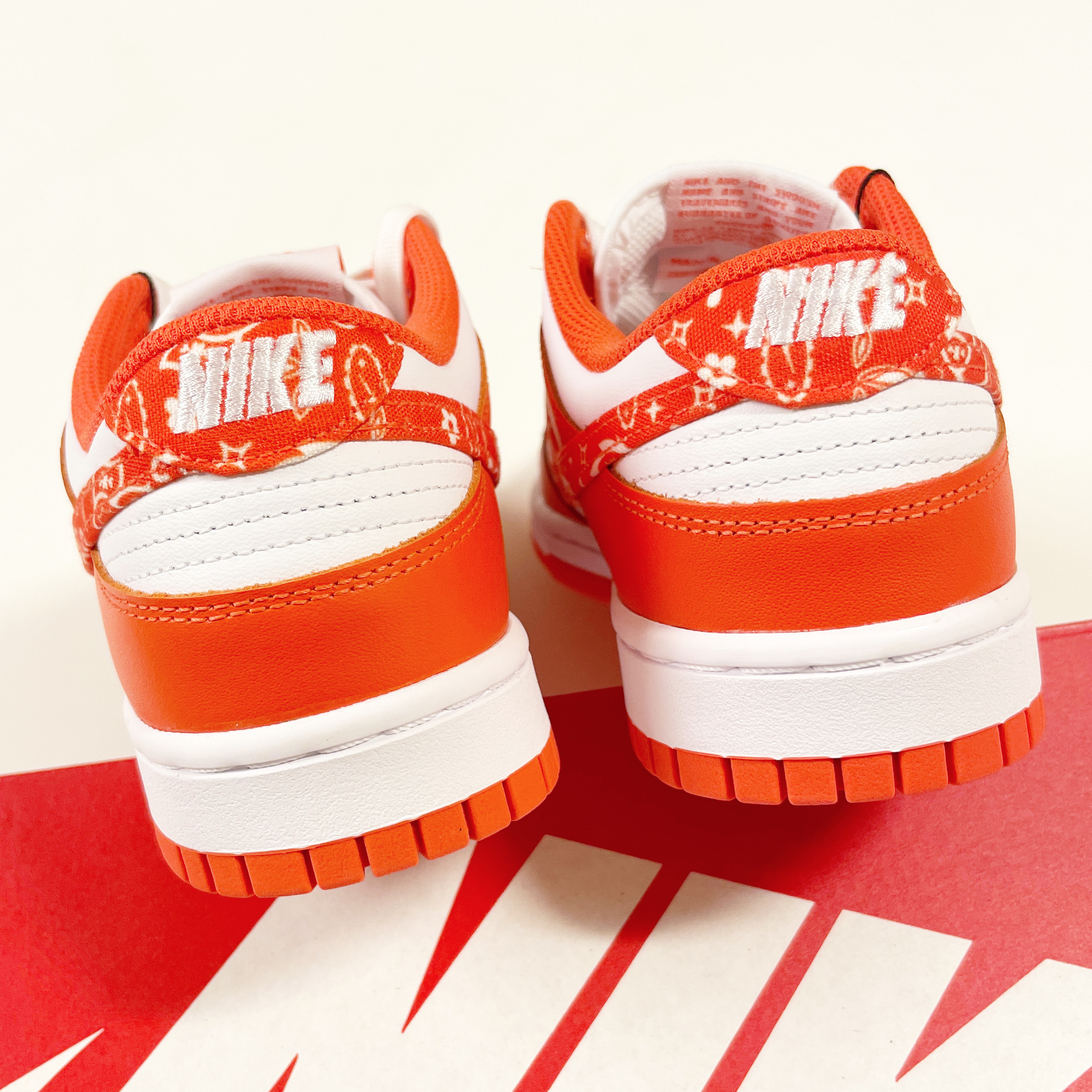 (W) Nike Dunk Low Essential Orange Paisley 착용 스타일 - 4